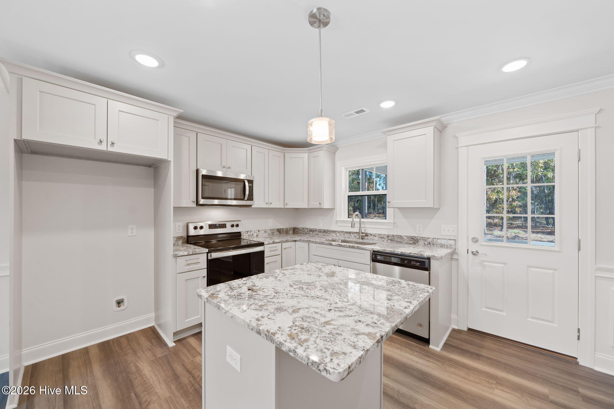 100568855 | Photo 11