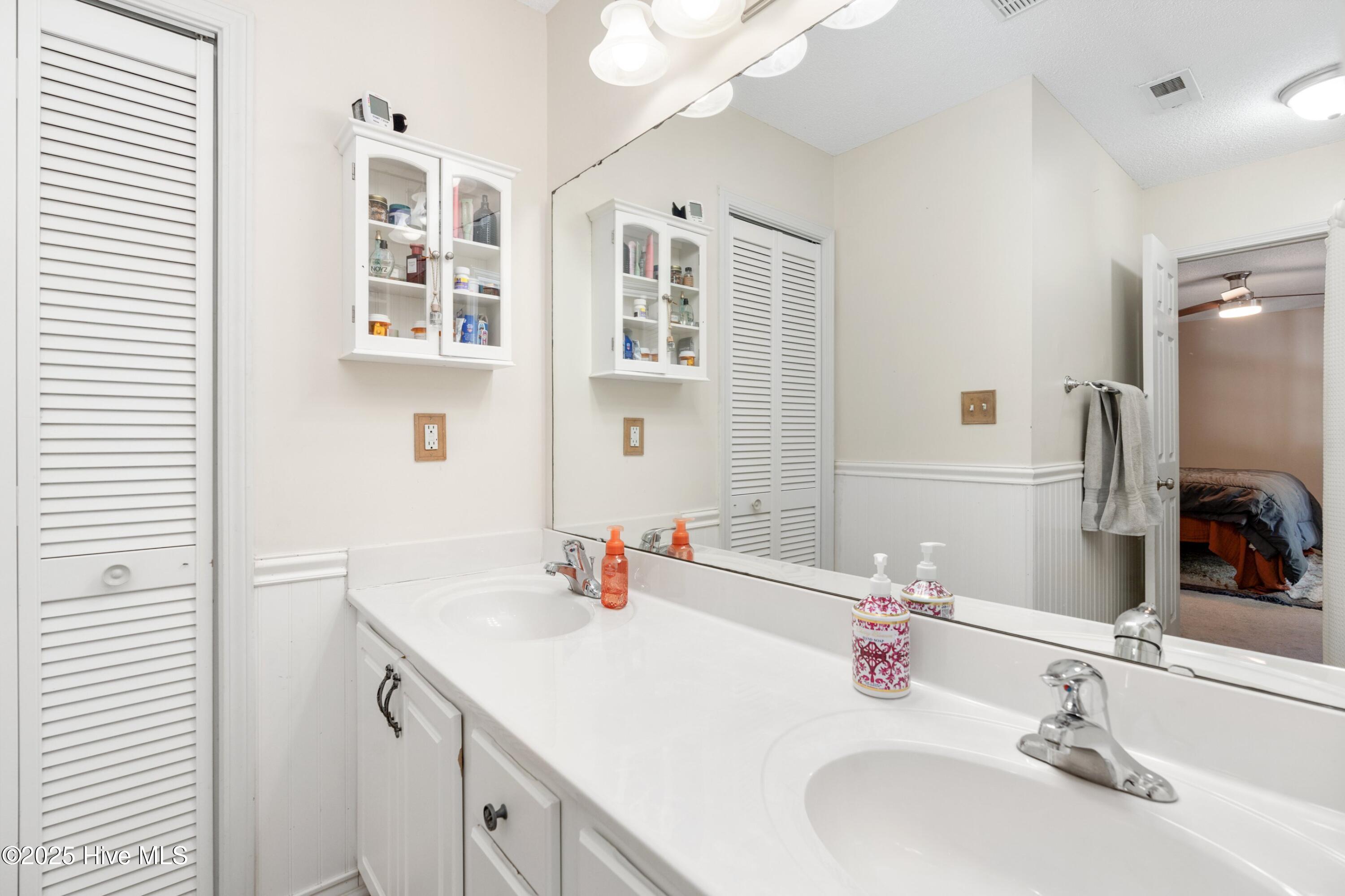 100565121 | Photo 25