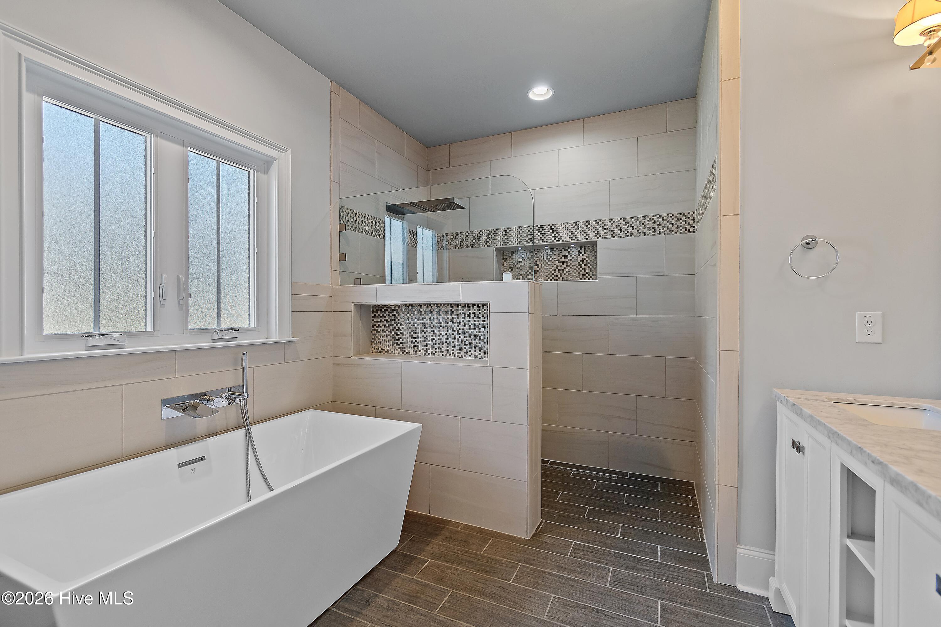 100564386 | Photo 42