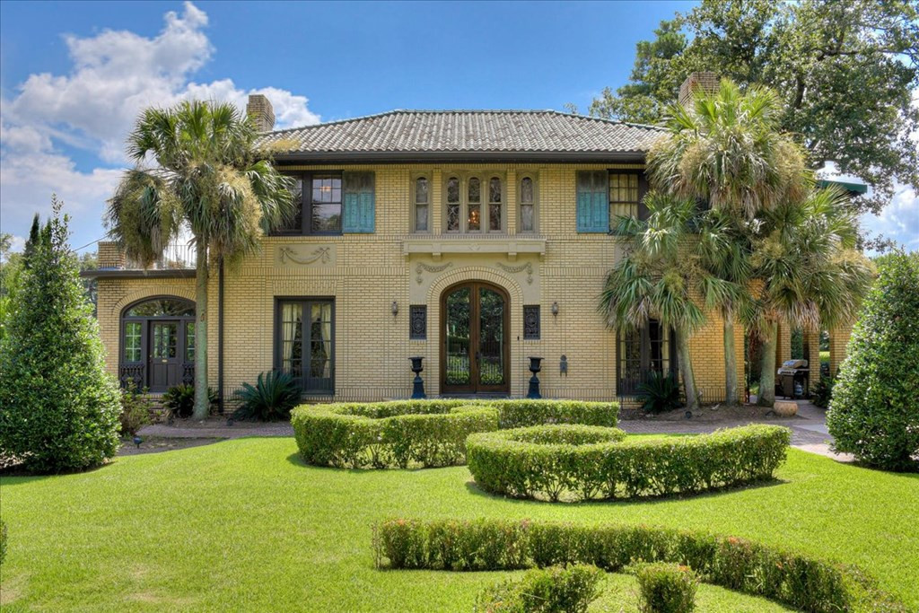 Home framed with palms and boxwoods