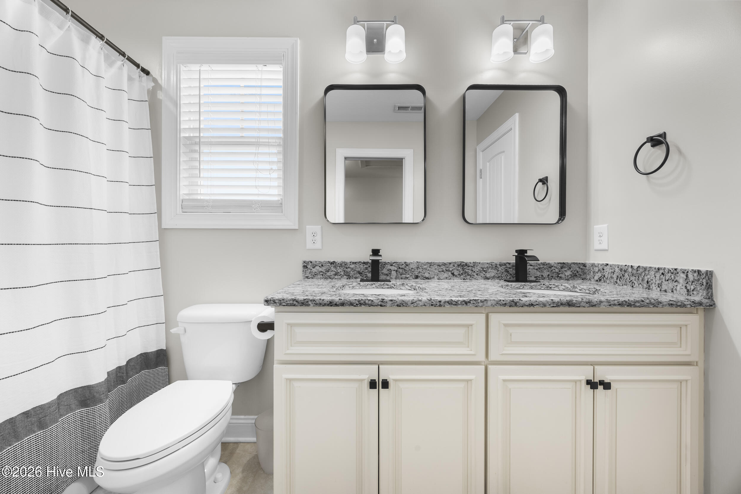 100565893 | Photo 32