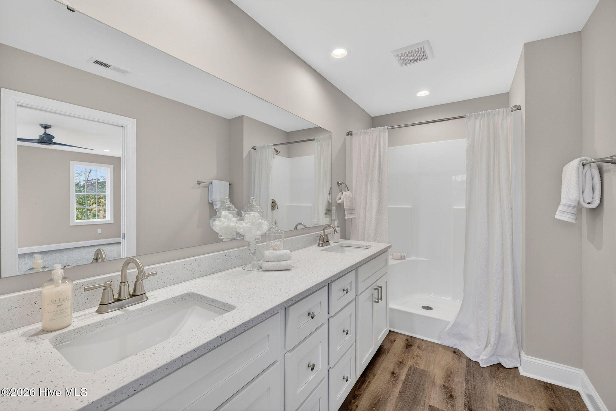 100548274 | Photo 22