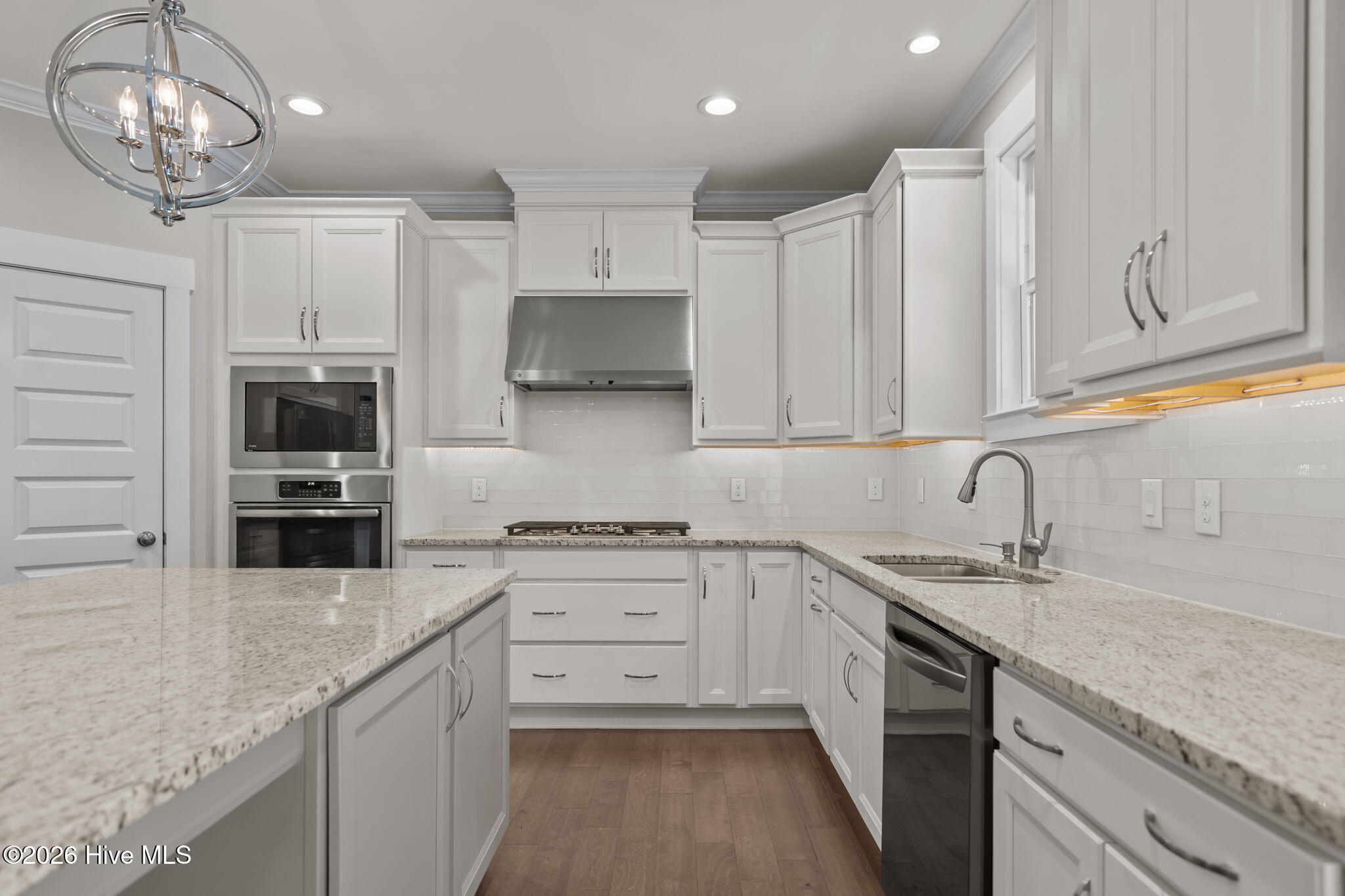 100550410 | Photo 24