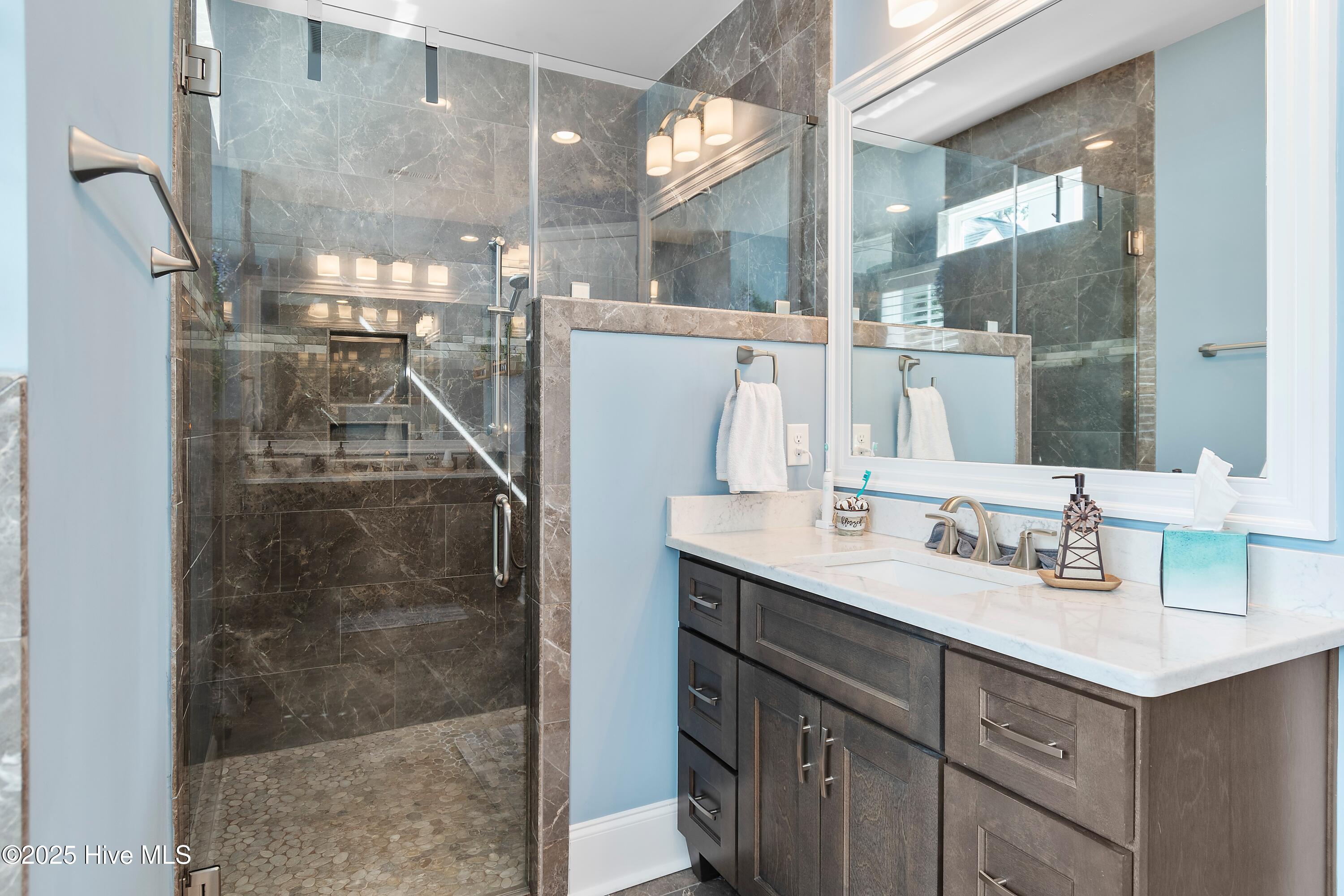 100518411 | Photo 27