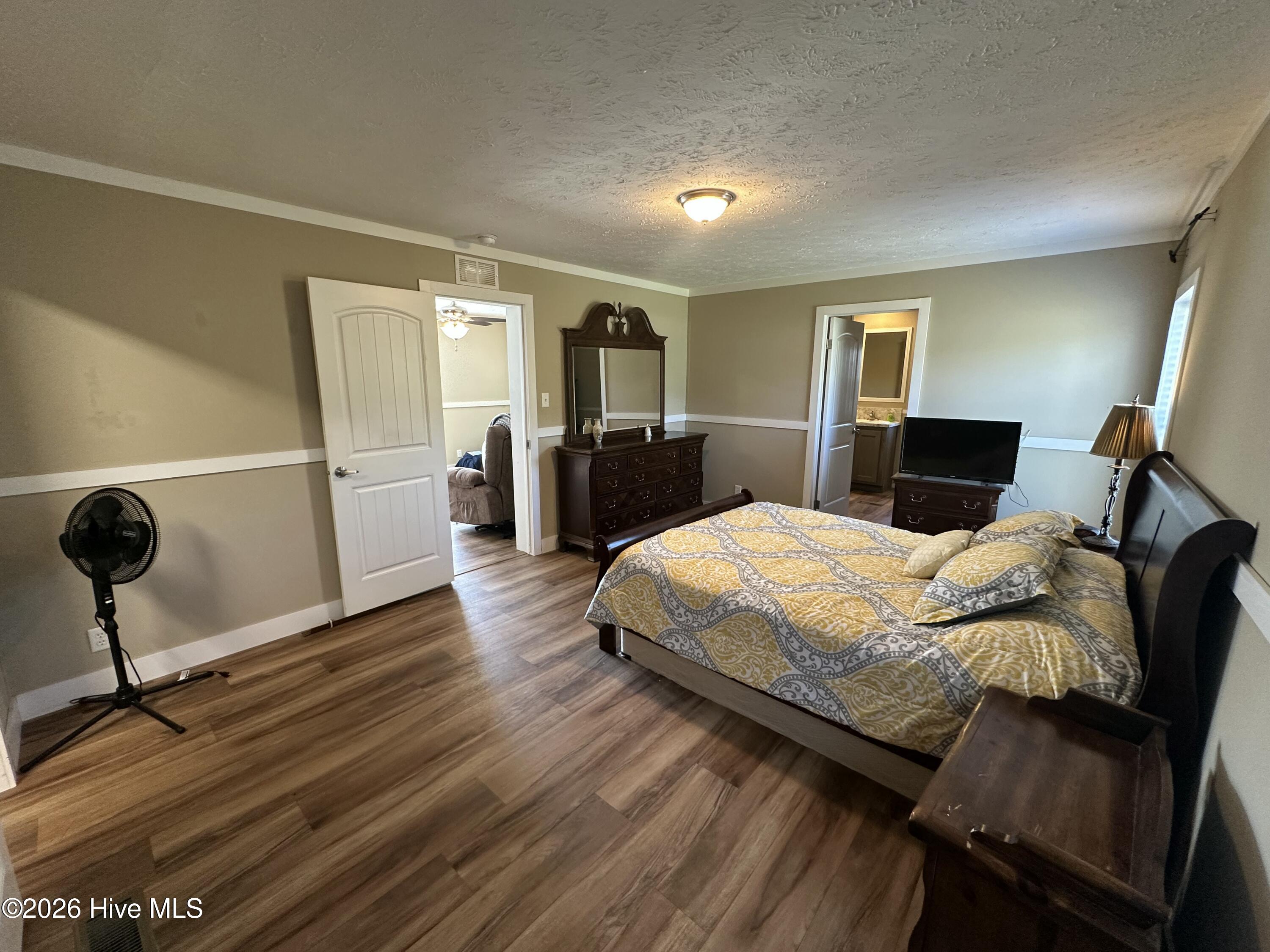 100570080 | Photo 25