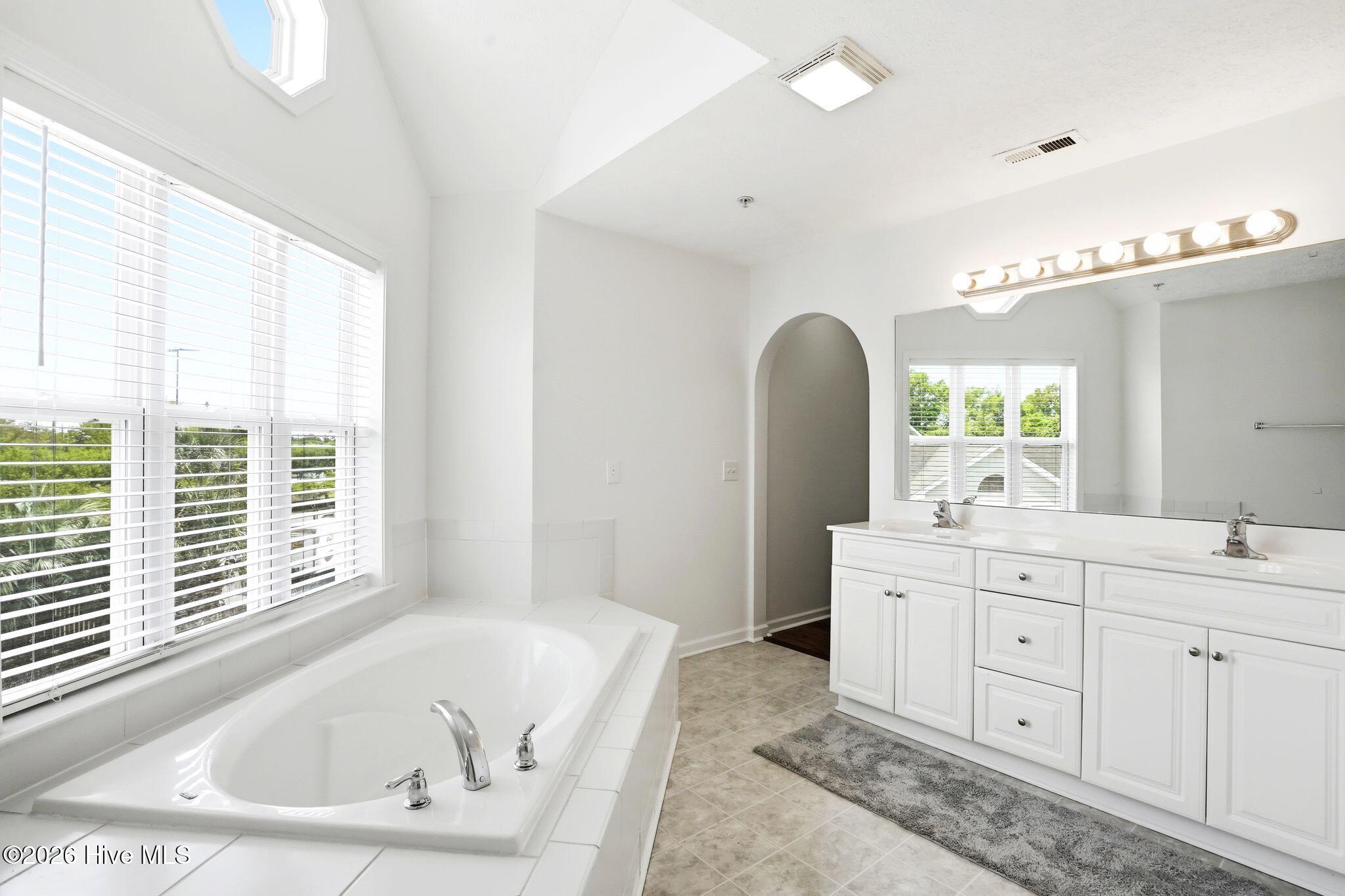 100565628 | Photo 22