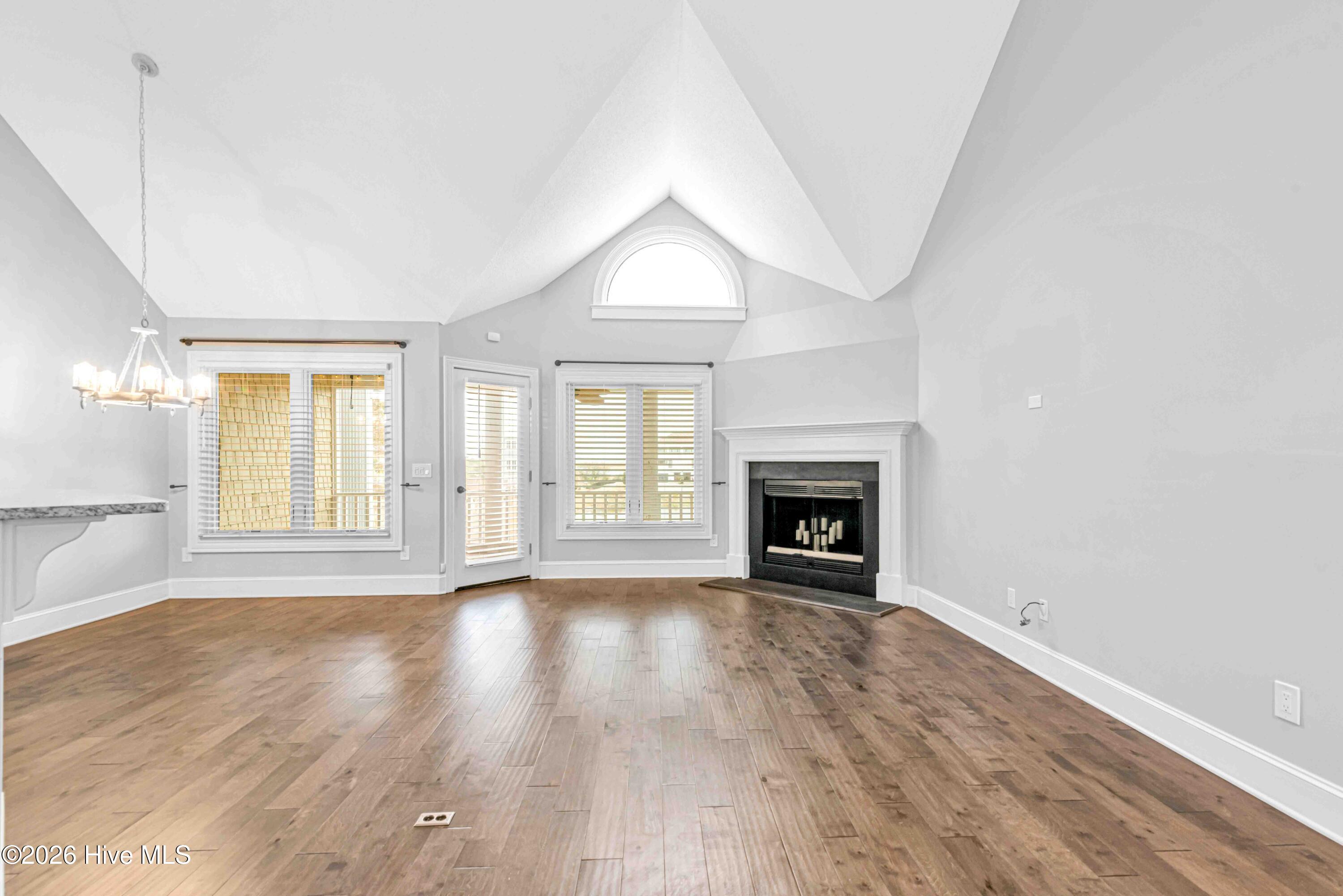 100555941 | Photo 27