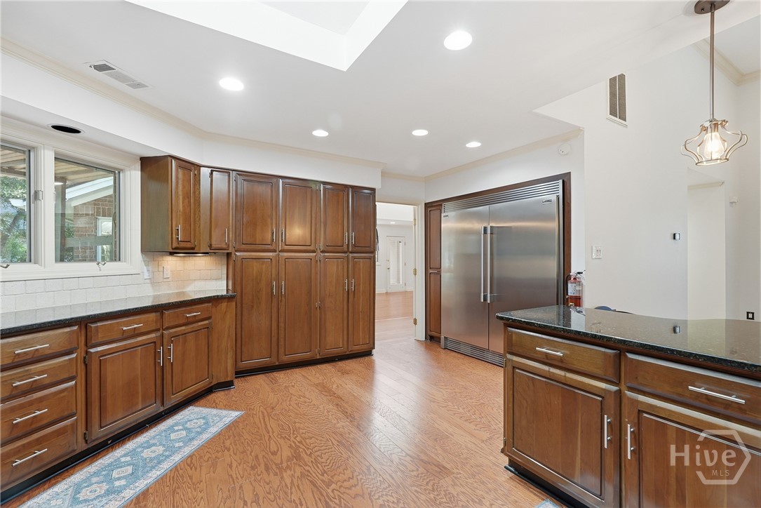 So much storage space in this kitchen!