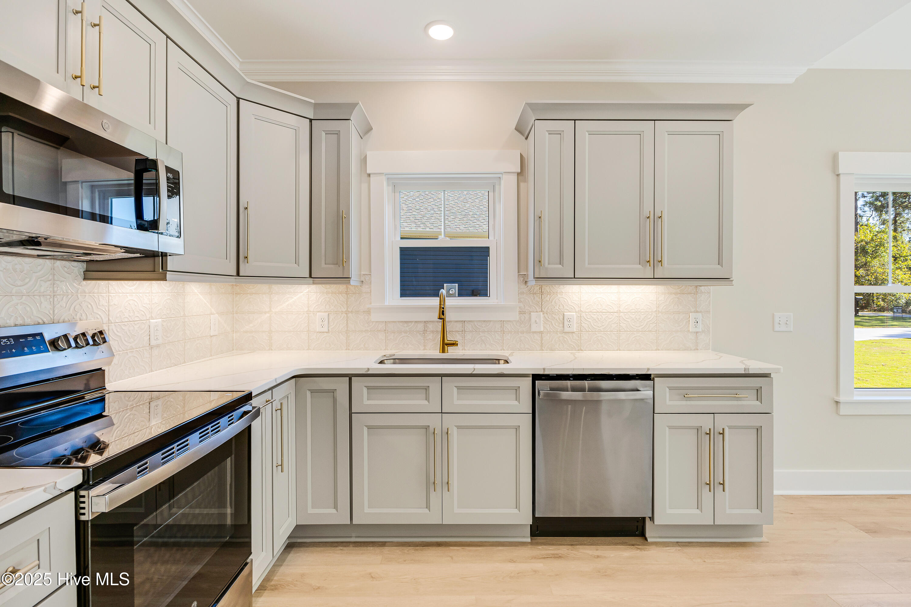 100533069 | Photo 14