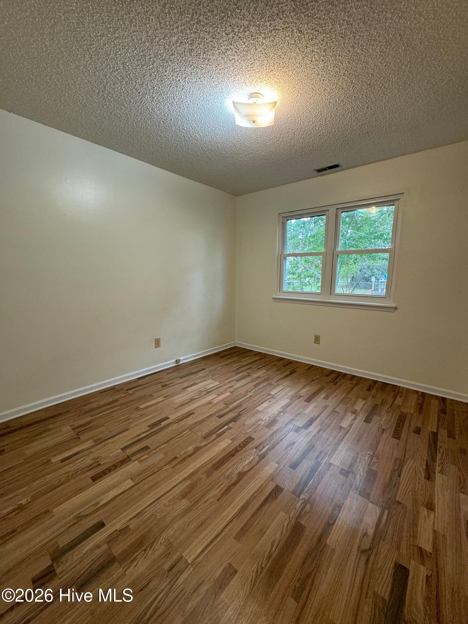 100548849 | Photo 12