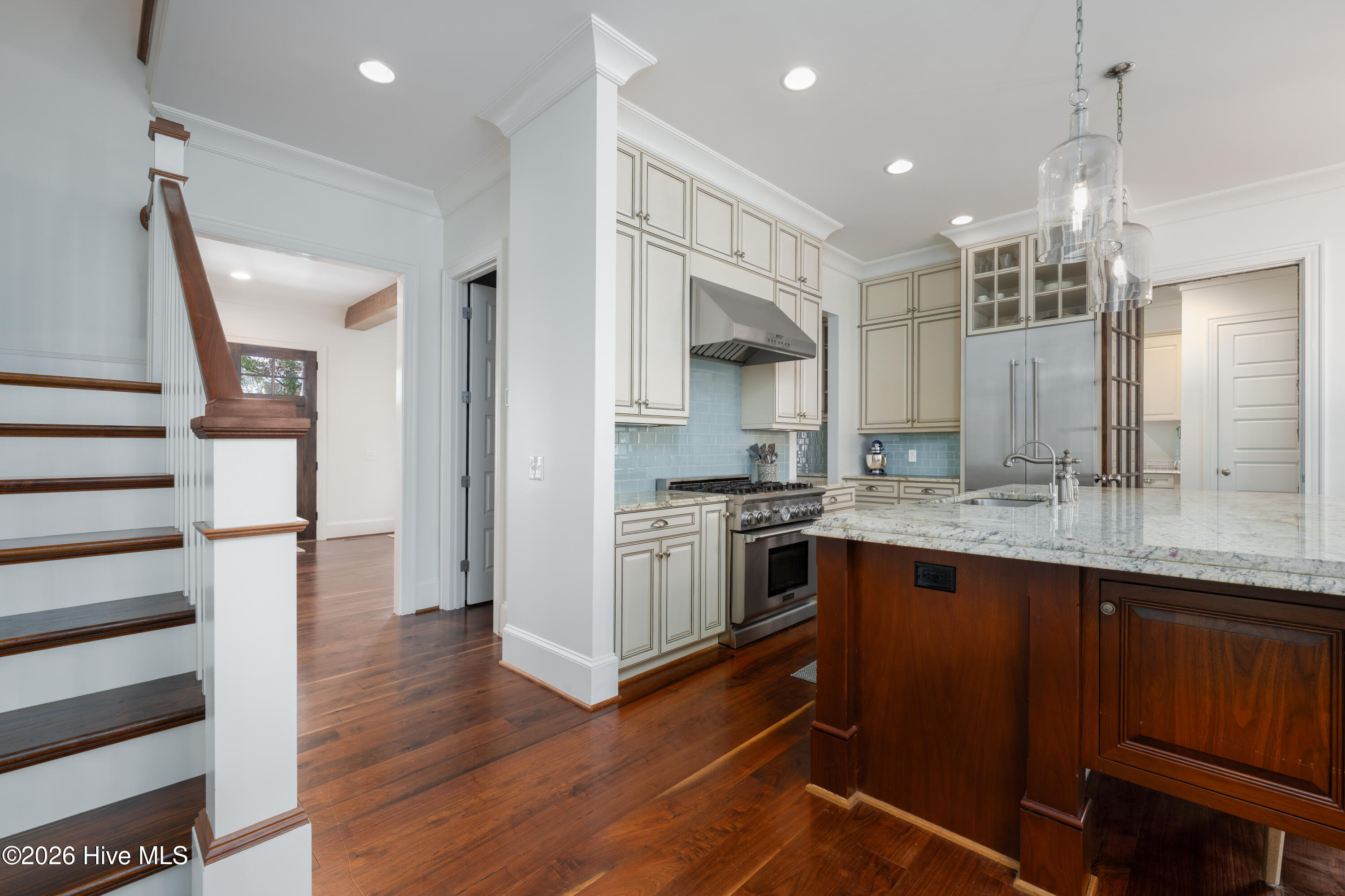 100549444 | Photo 21