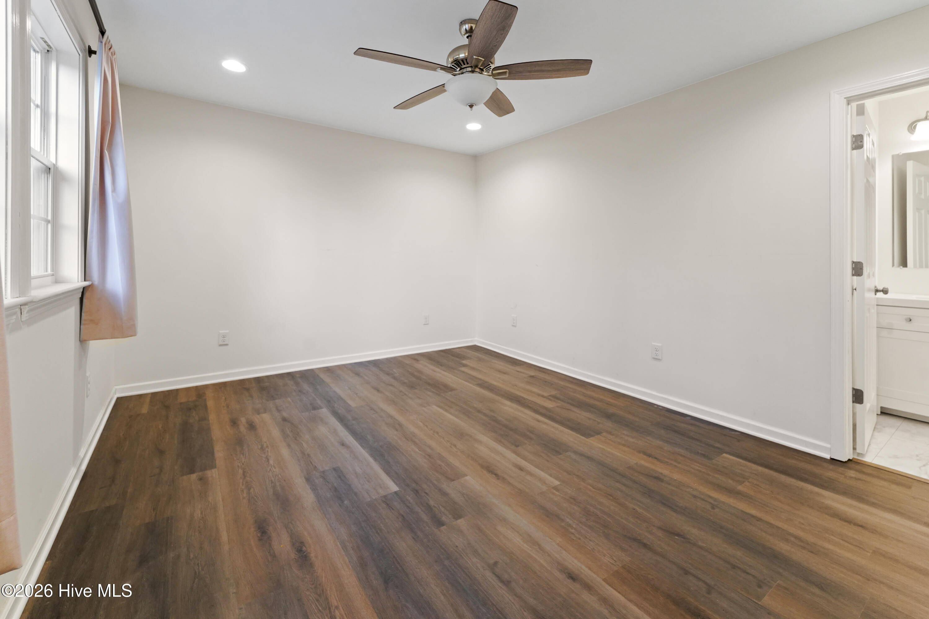 100548487 | Photo 30