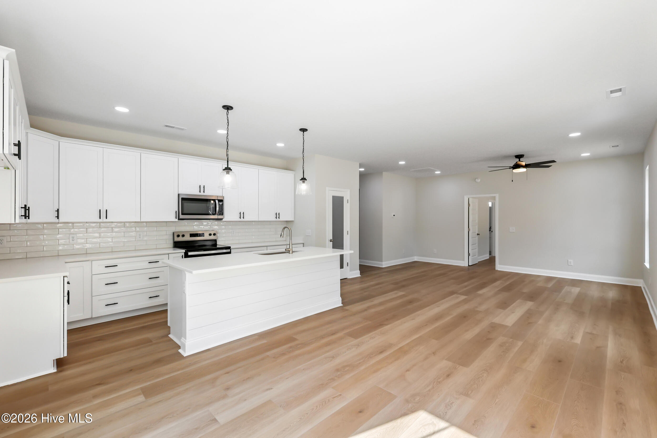 100558641 | Photo 11