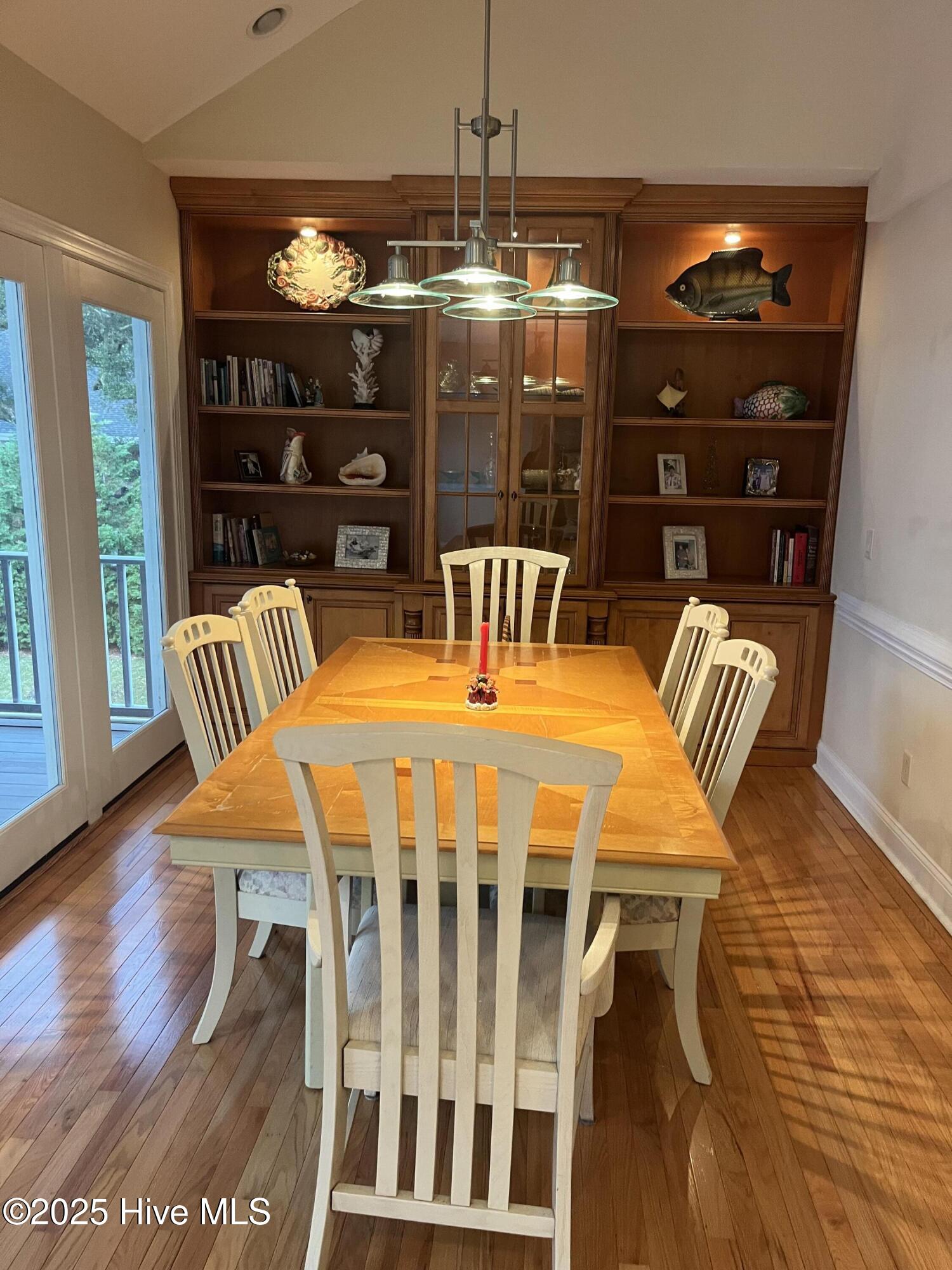 100540597 | Photo 33