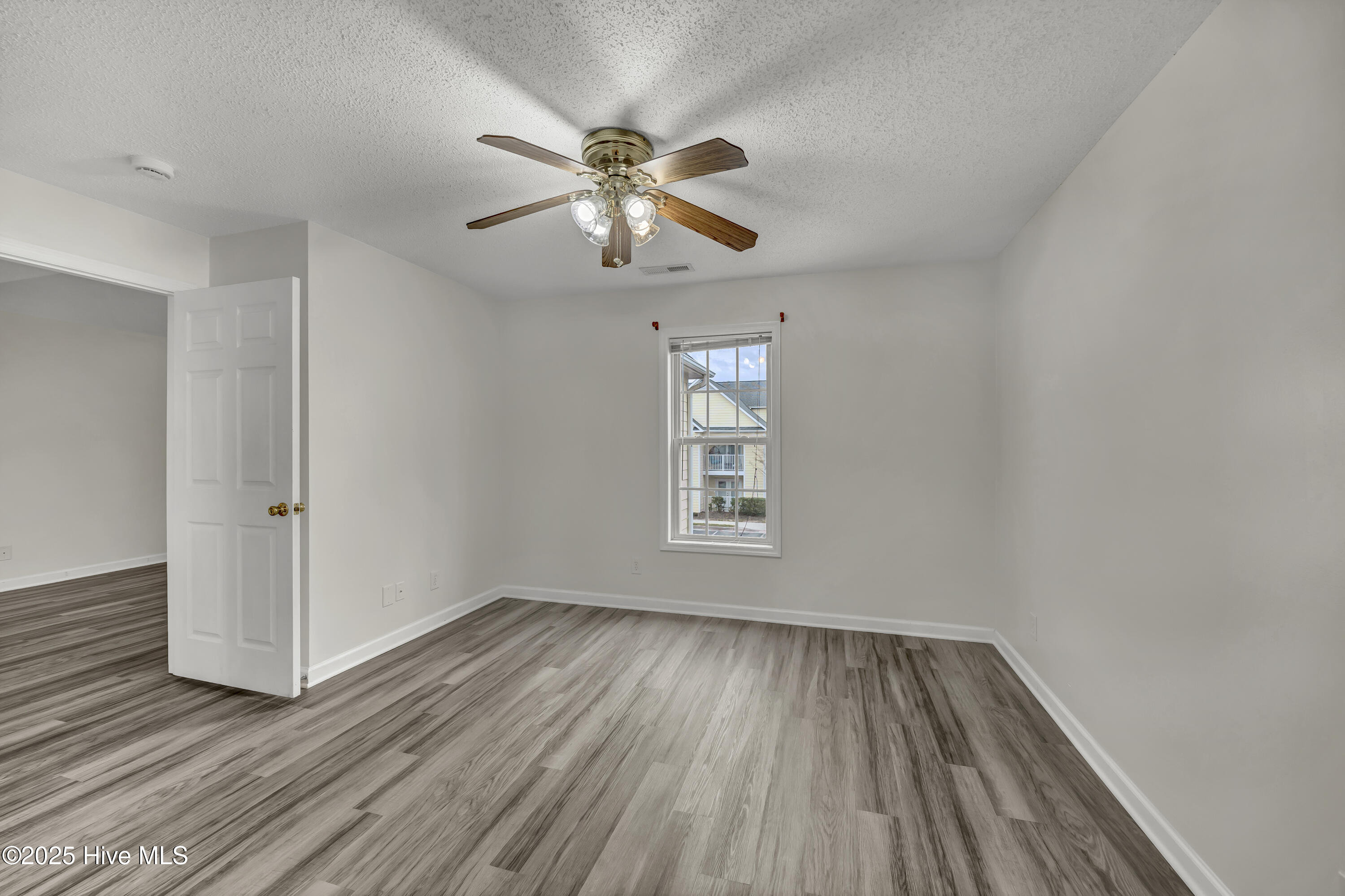 100533943 | Photo 16