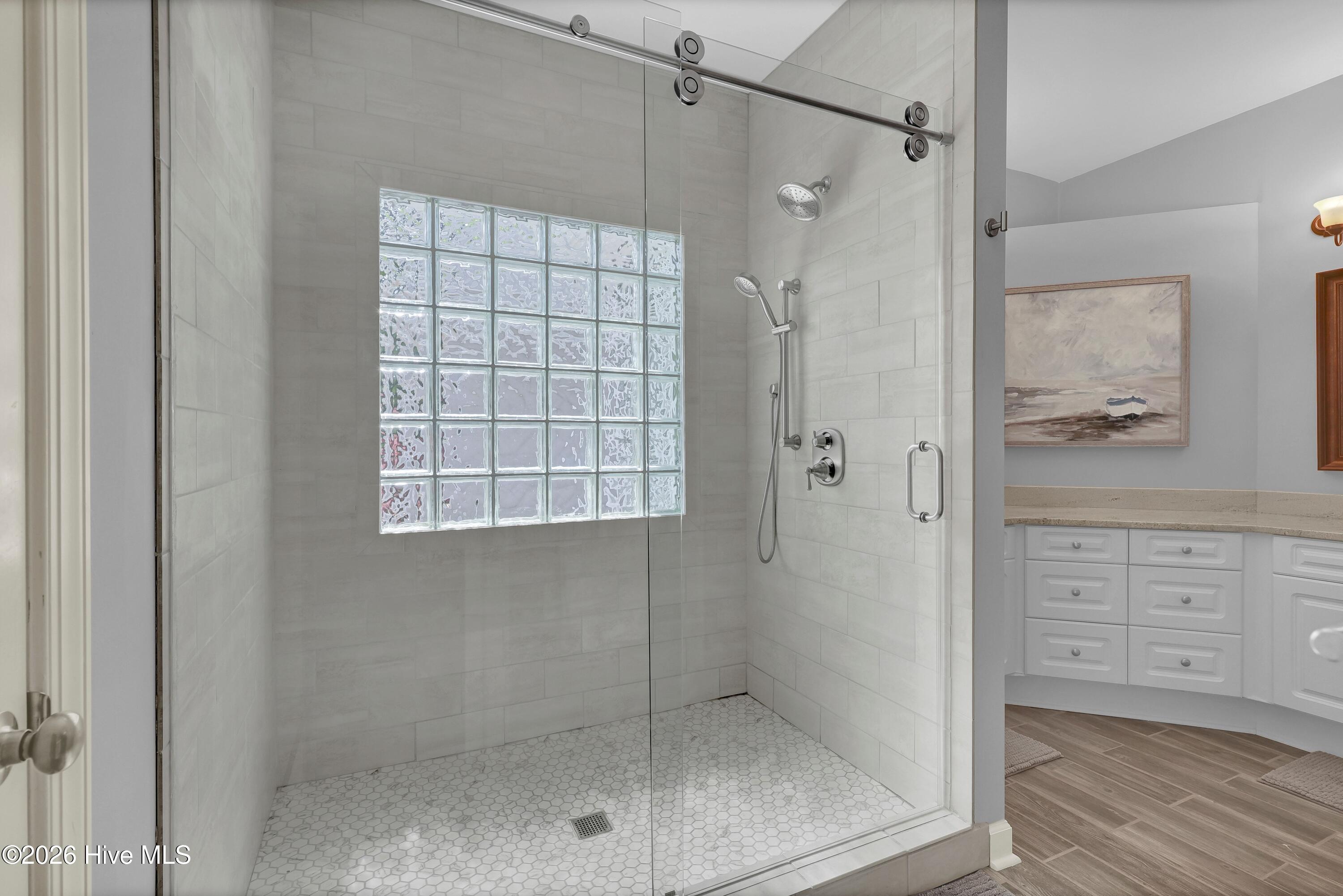 100566013 | Photo 23