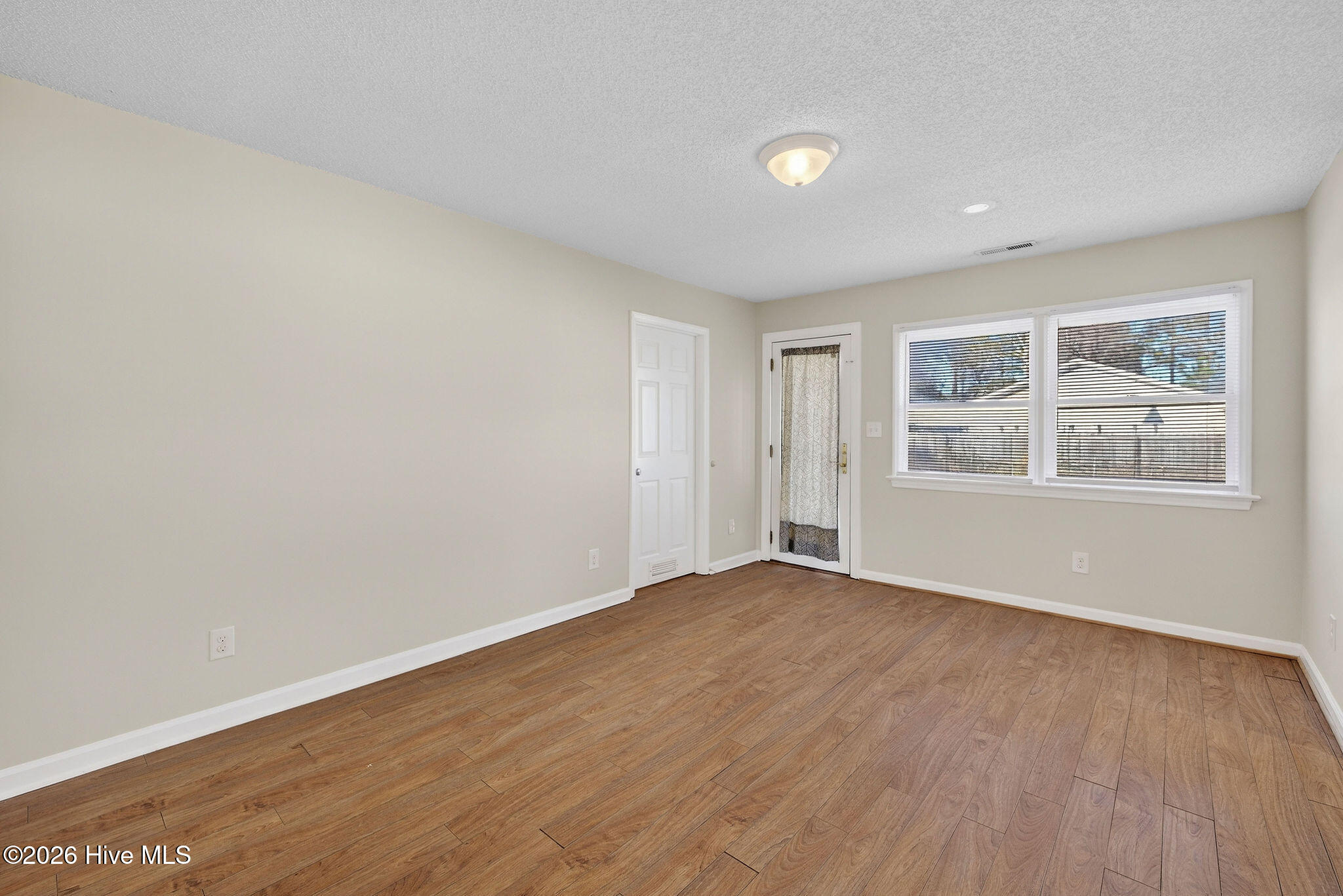 100545723 | Photo 12