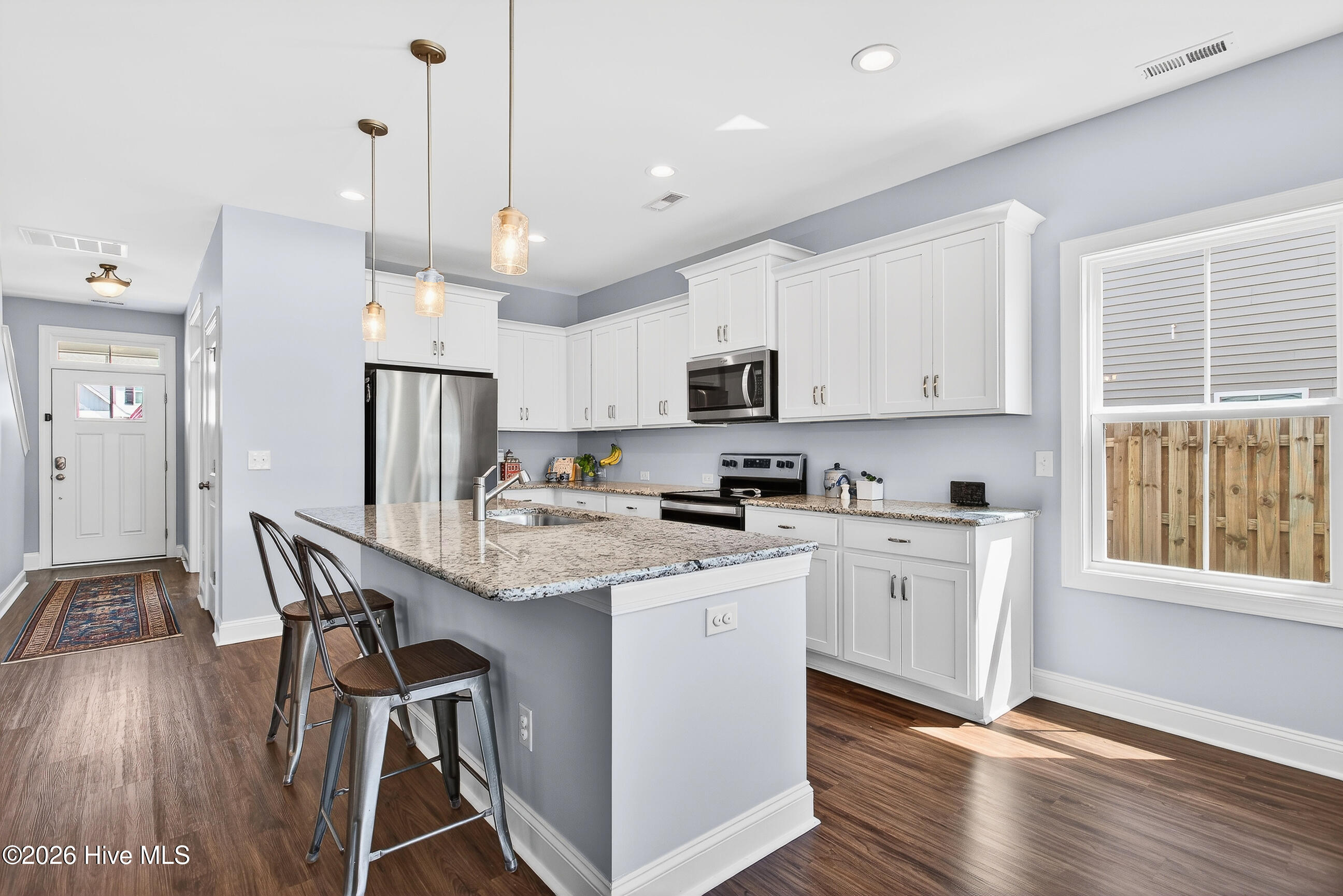 100563348 | Photo 11