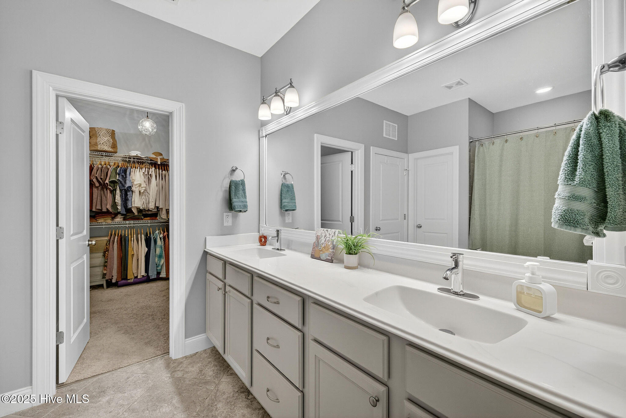 100541825 | Photo 24