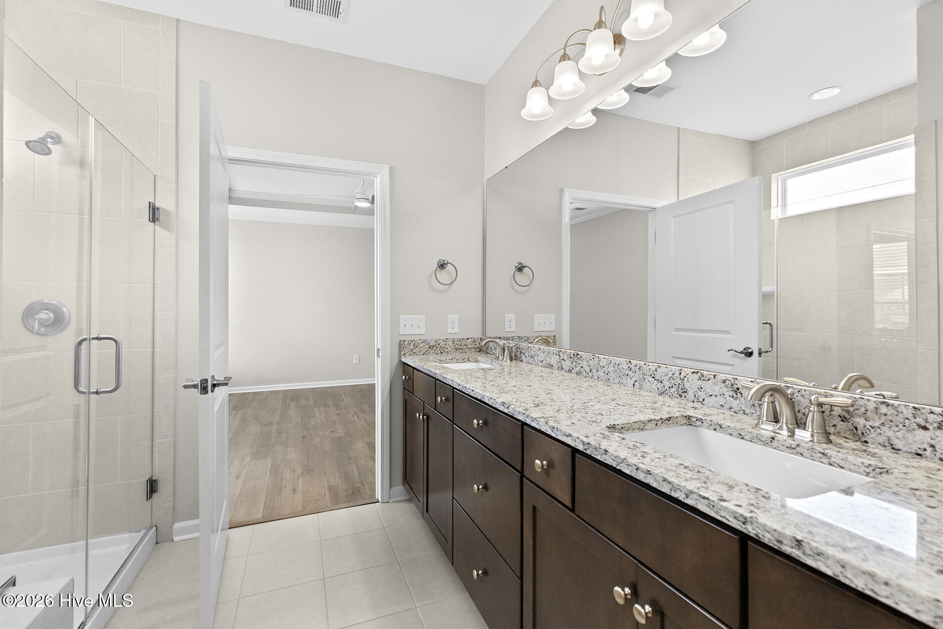 100554927 | Photo 25