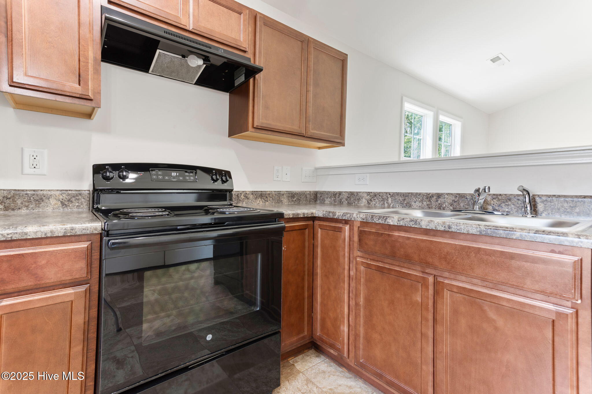 7-web-or-mls-2585-w-raleigh-blvd