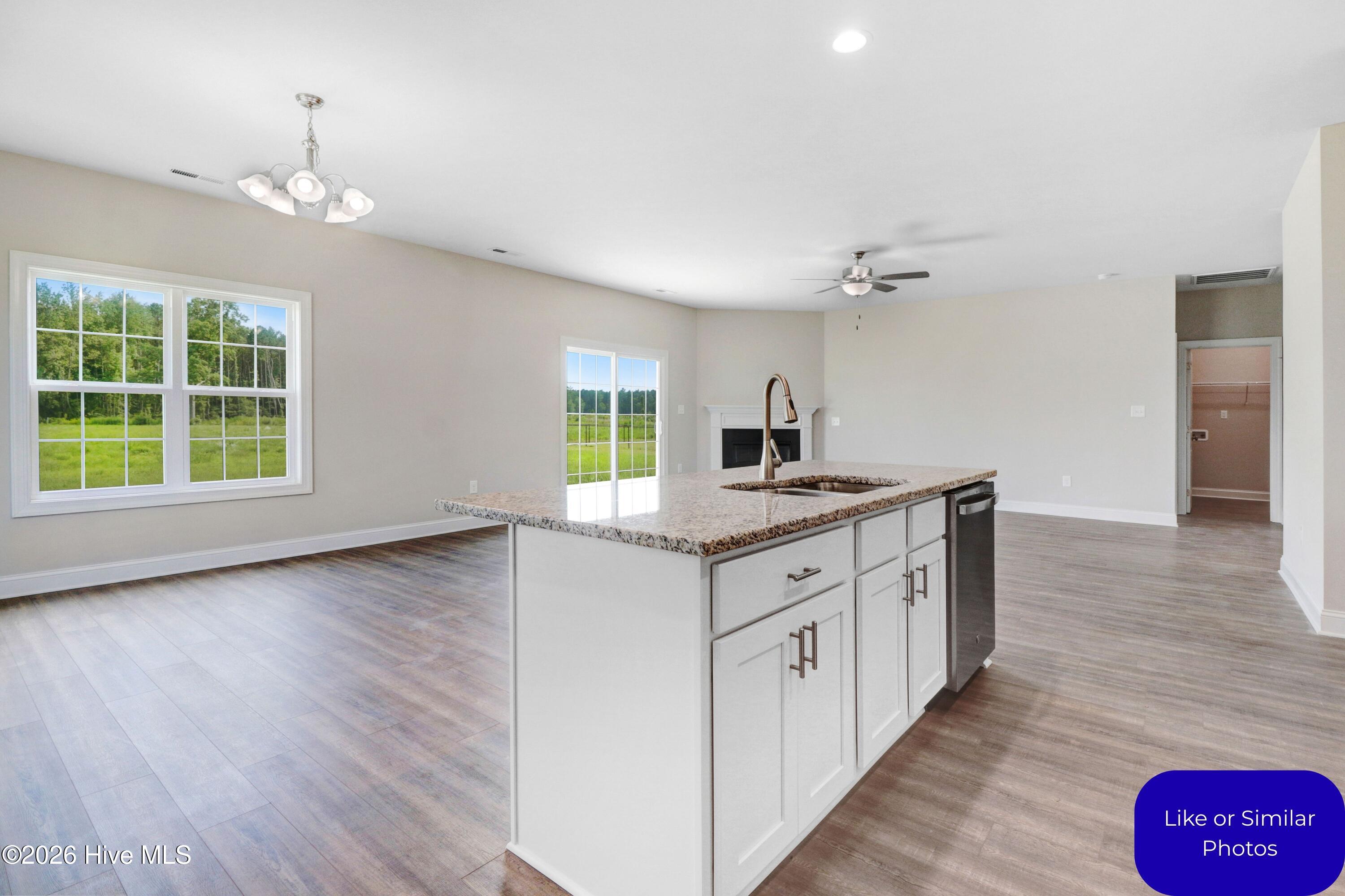 100570212 | Photo 11