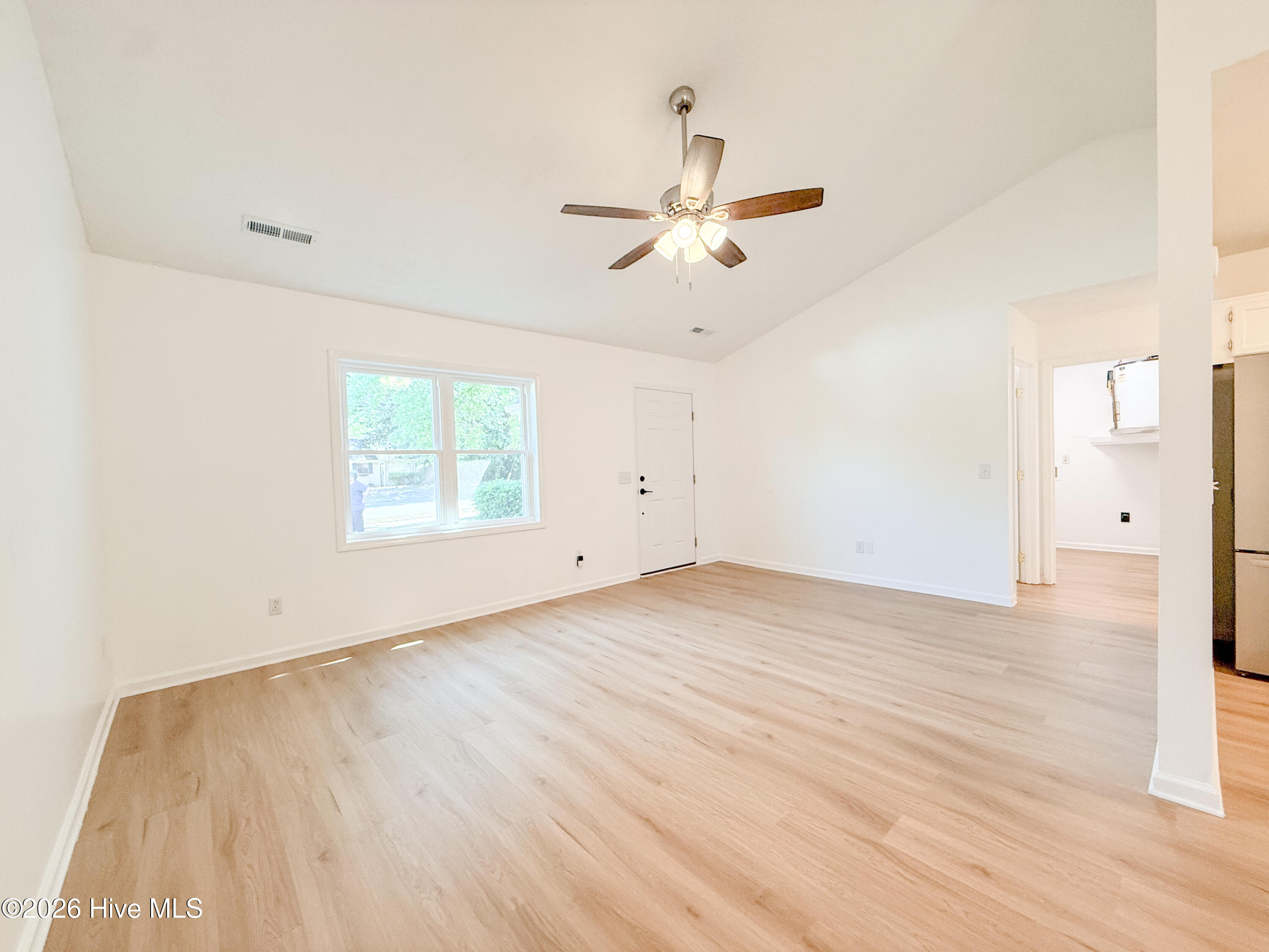 100568255 | Photo 14