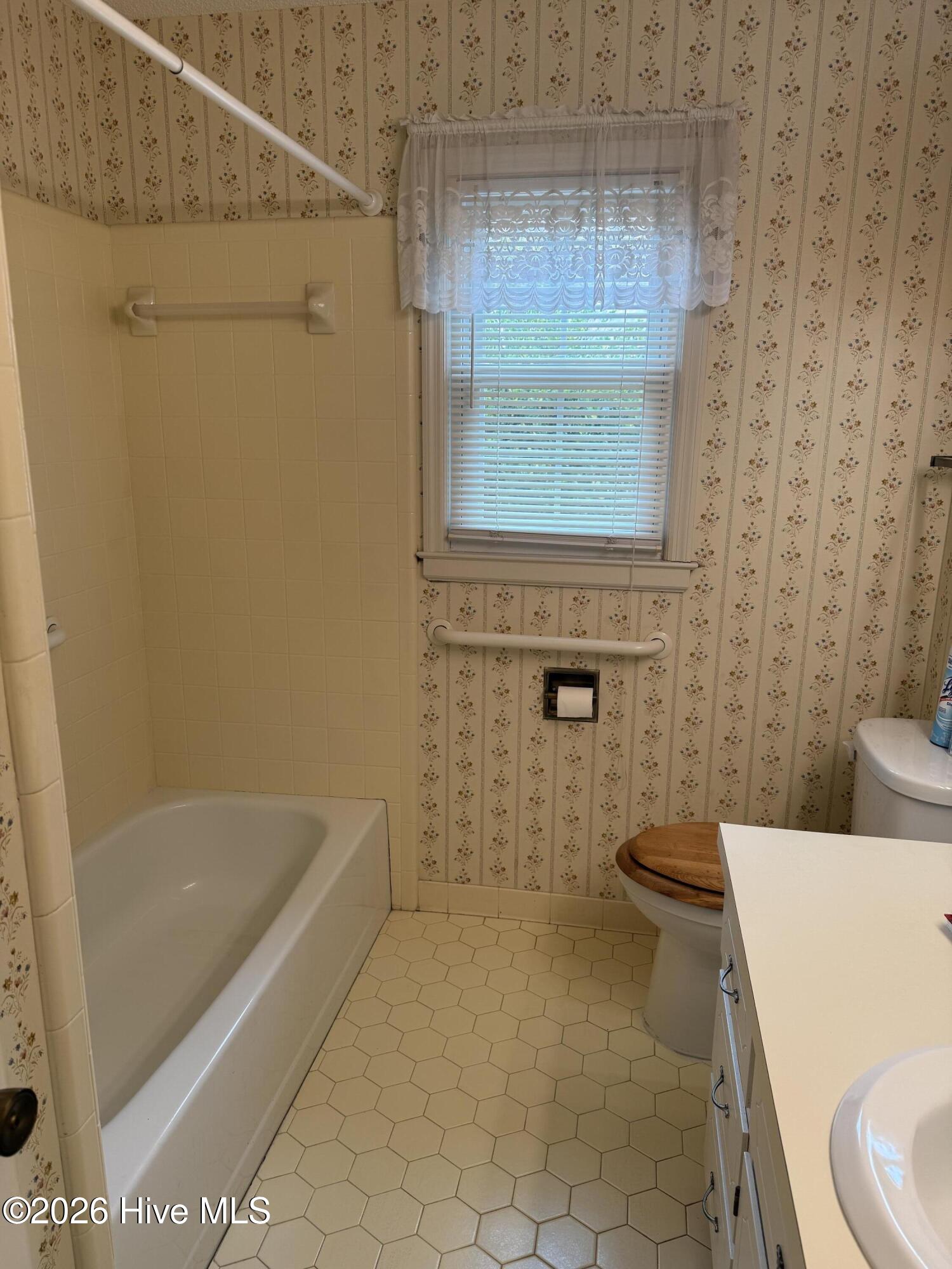 100570594 | Photo 26