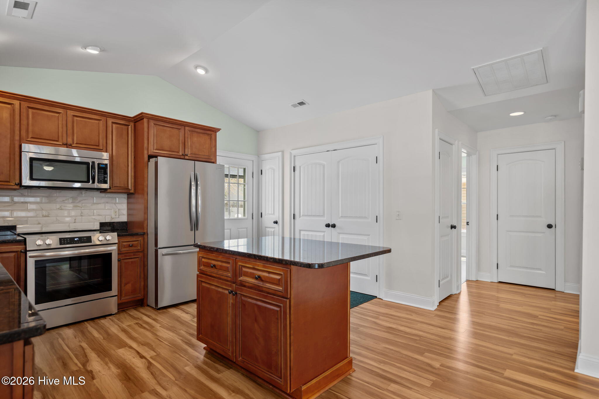 100566759 | Photo 13