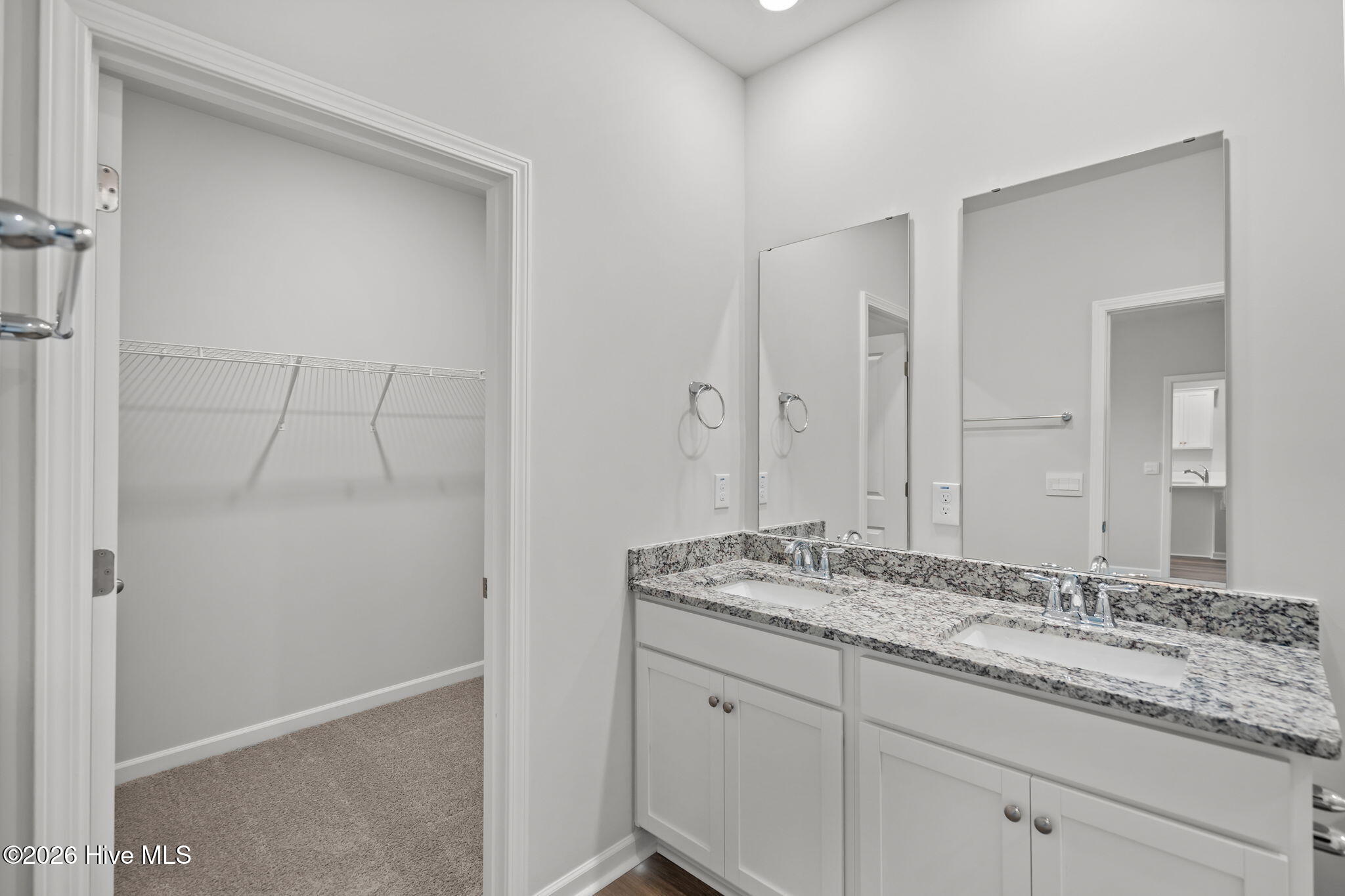 100548880 | Photo 26