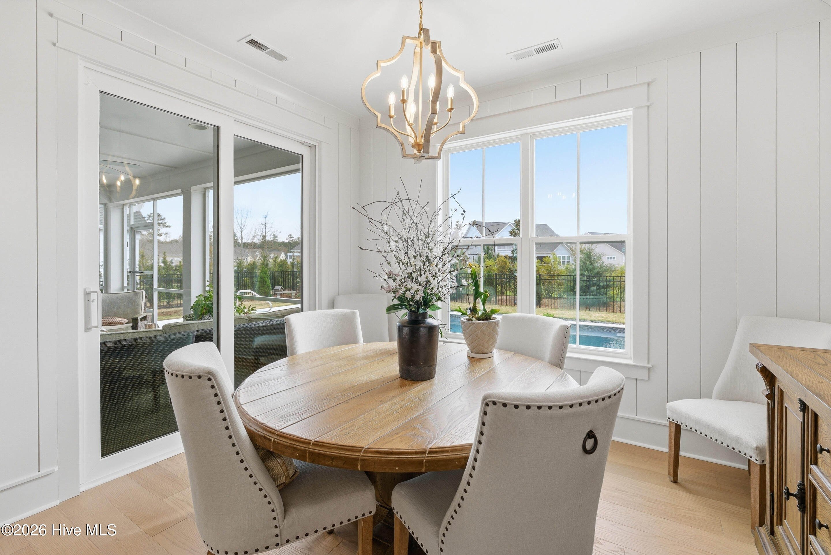 100562941 | Photo 17