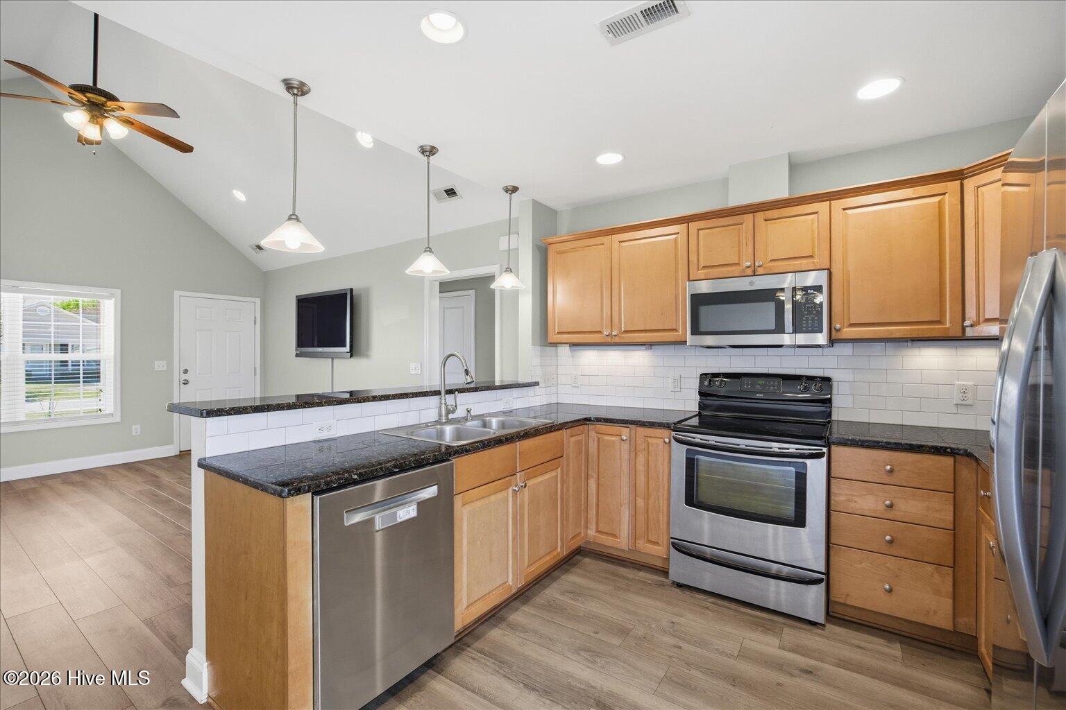 100561166 | Photo 15