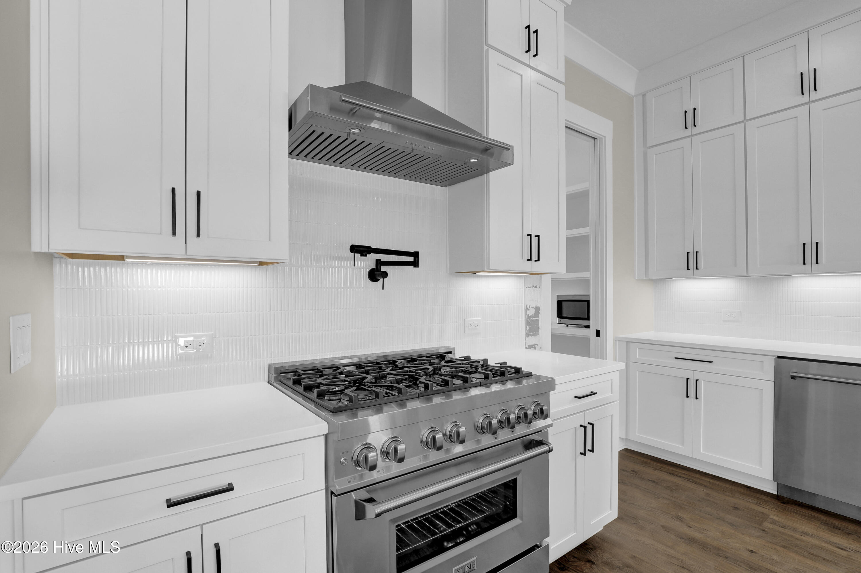 100566719 | Photo 12