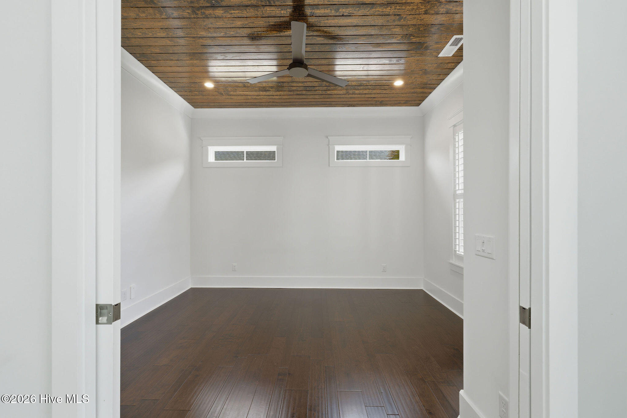 100562967 | Photo 18