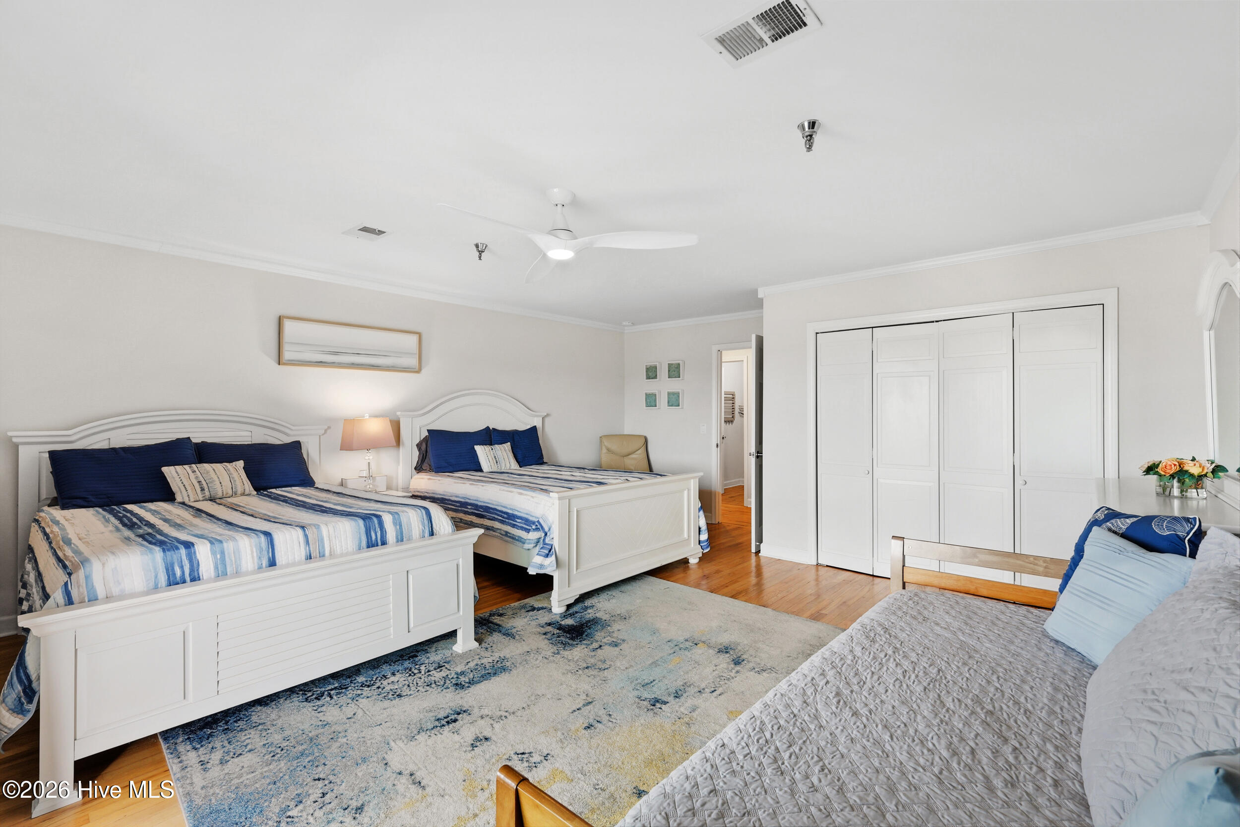 100569323 | Photo 24