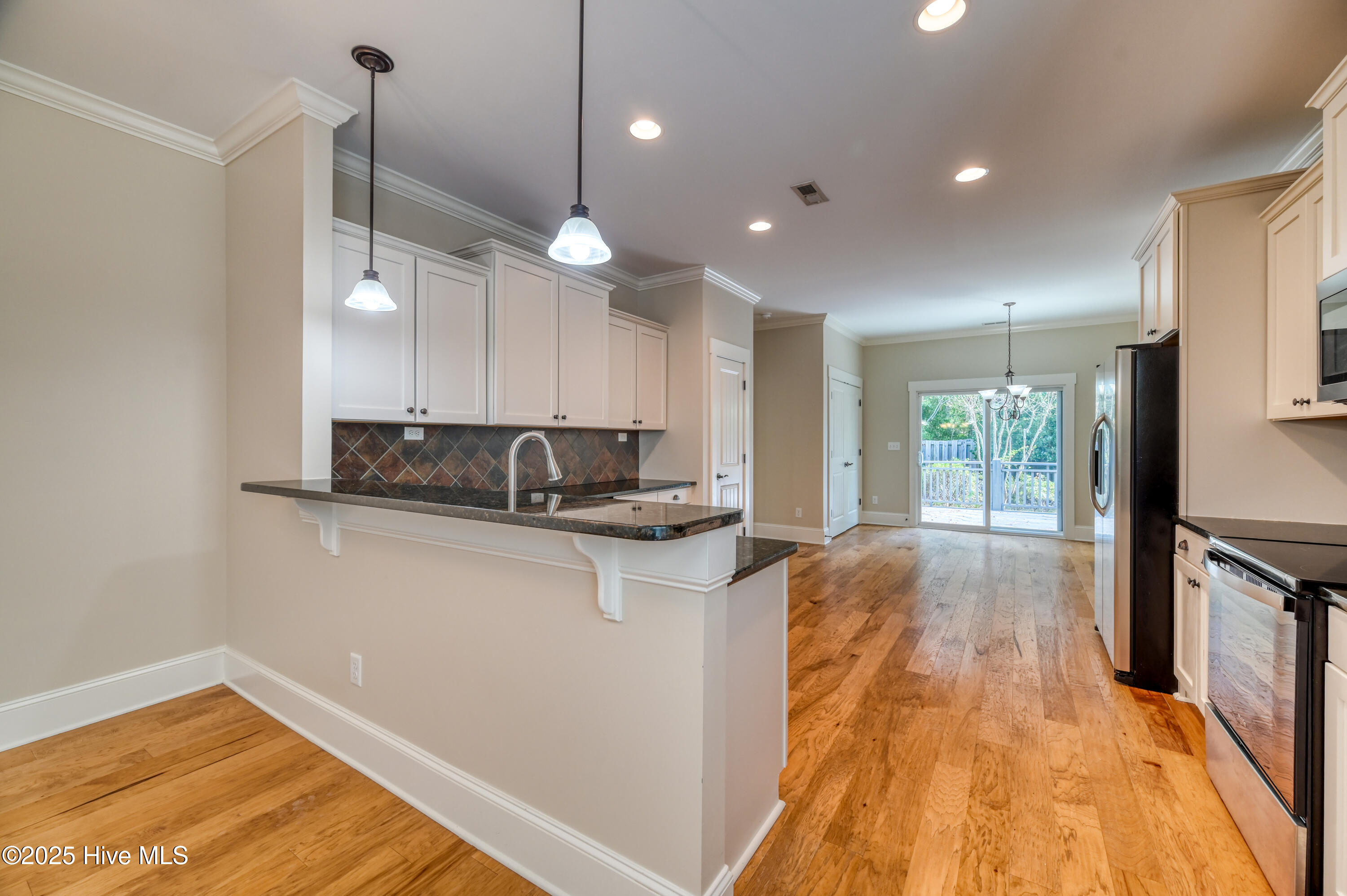 100487602 | Photo 11