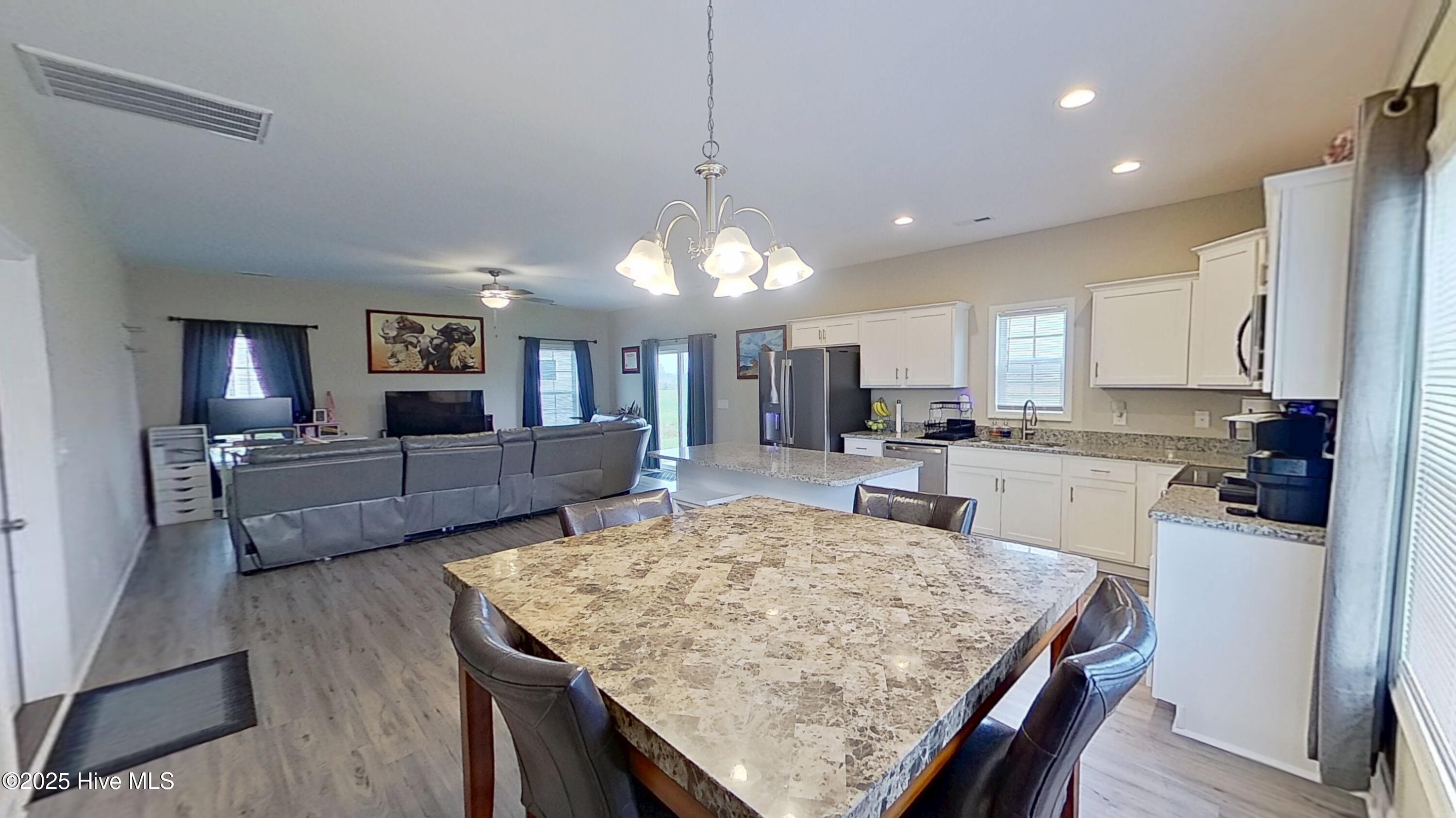 100567217 | Photo 11