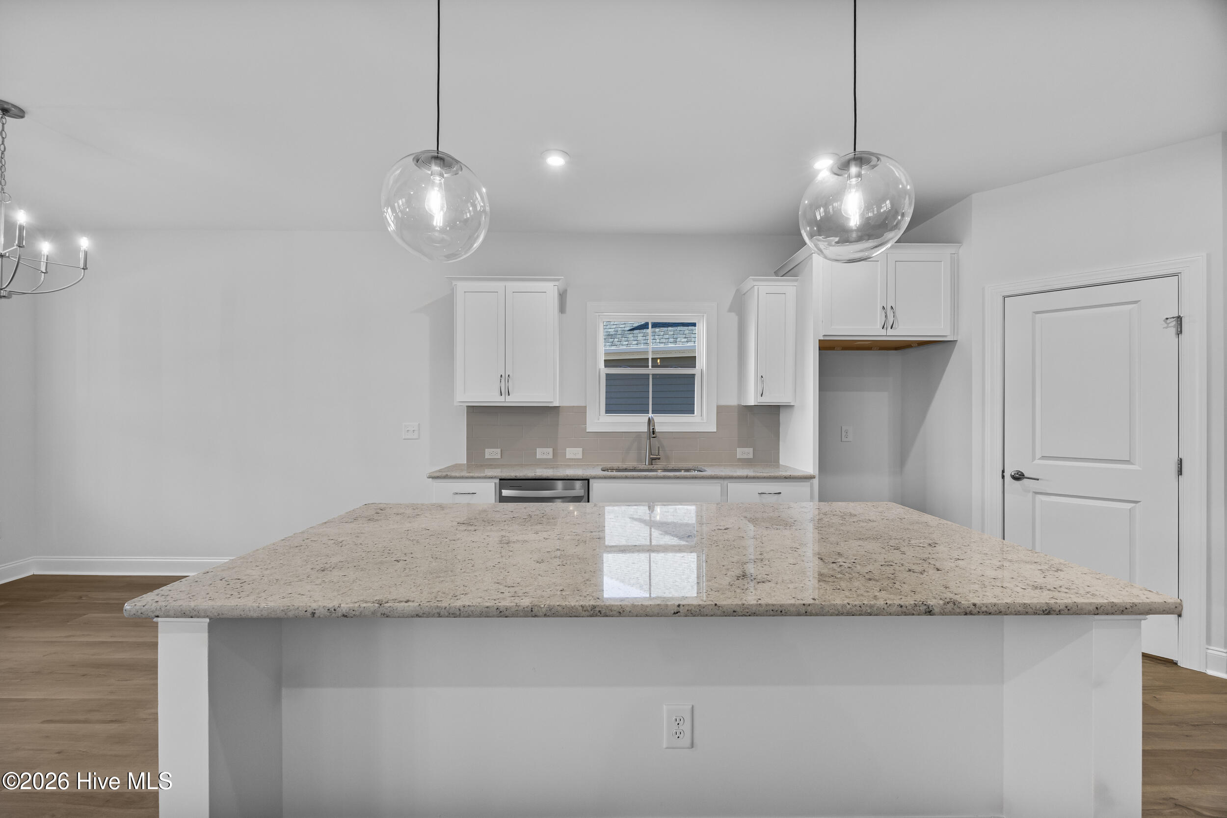 100527051 | Photo 23