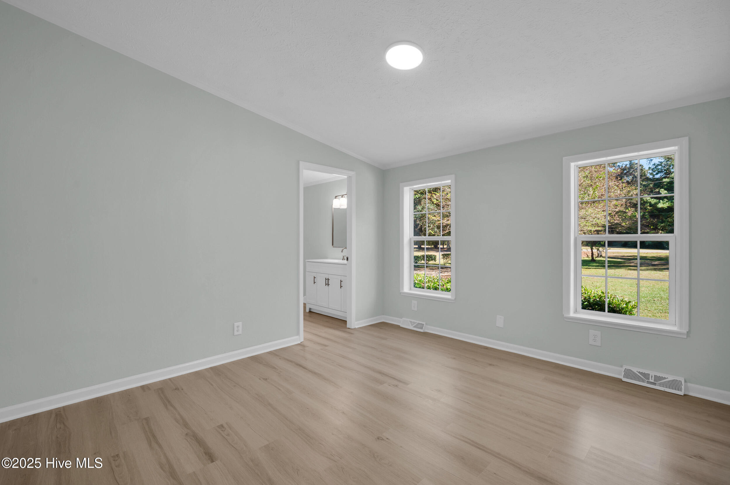 100537277 | Photo 24