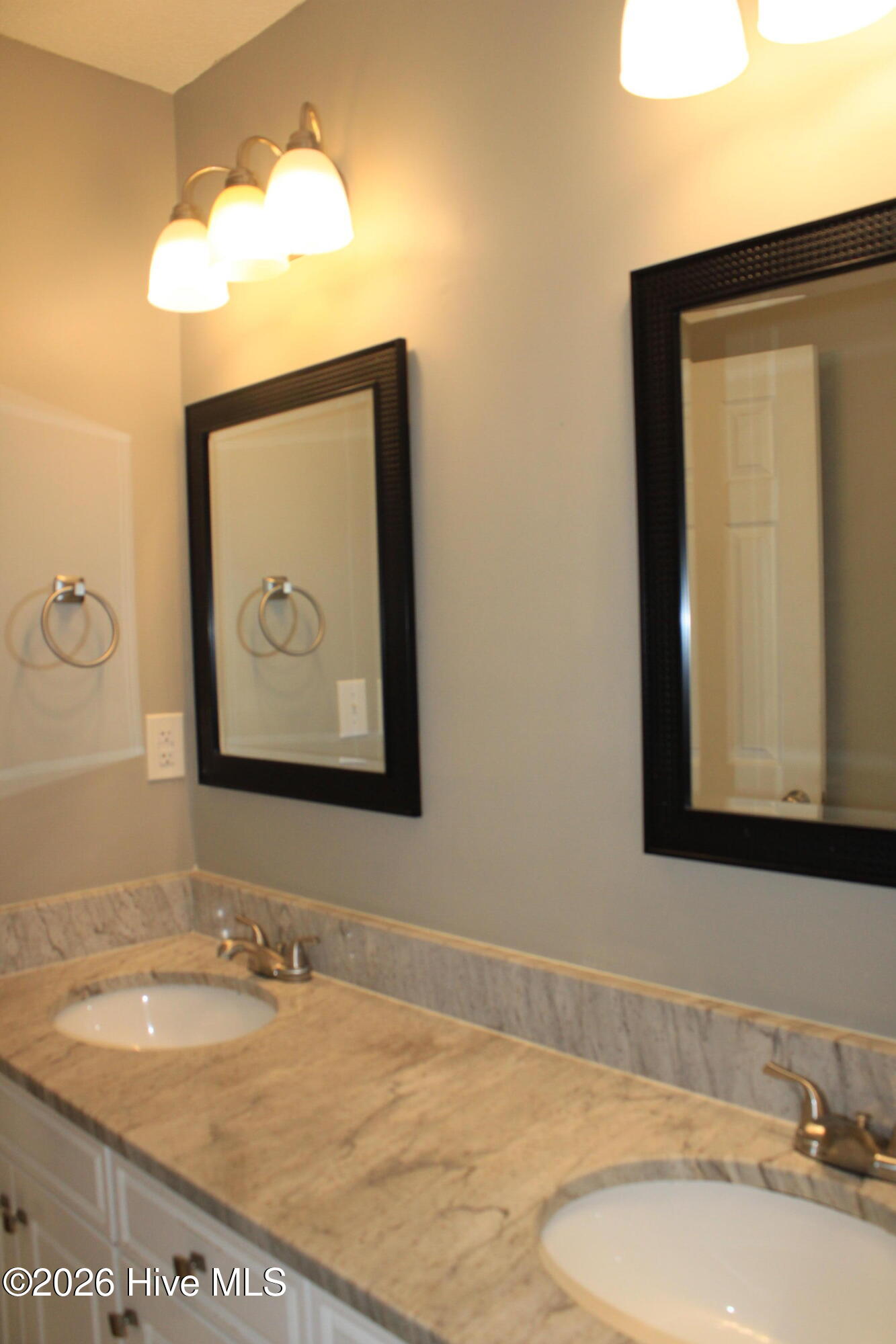 Double vanity w/ shower & tub combo