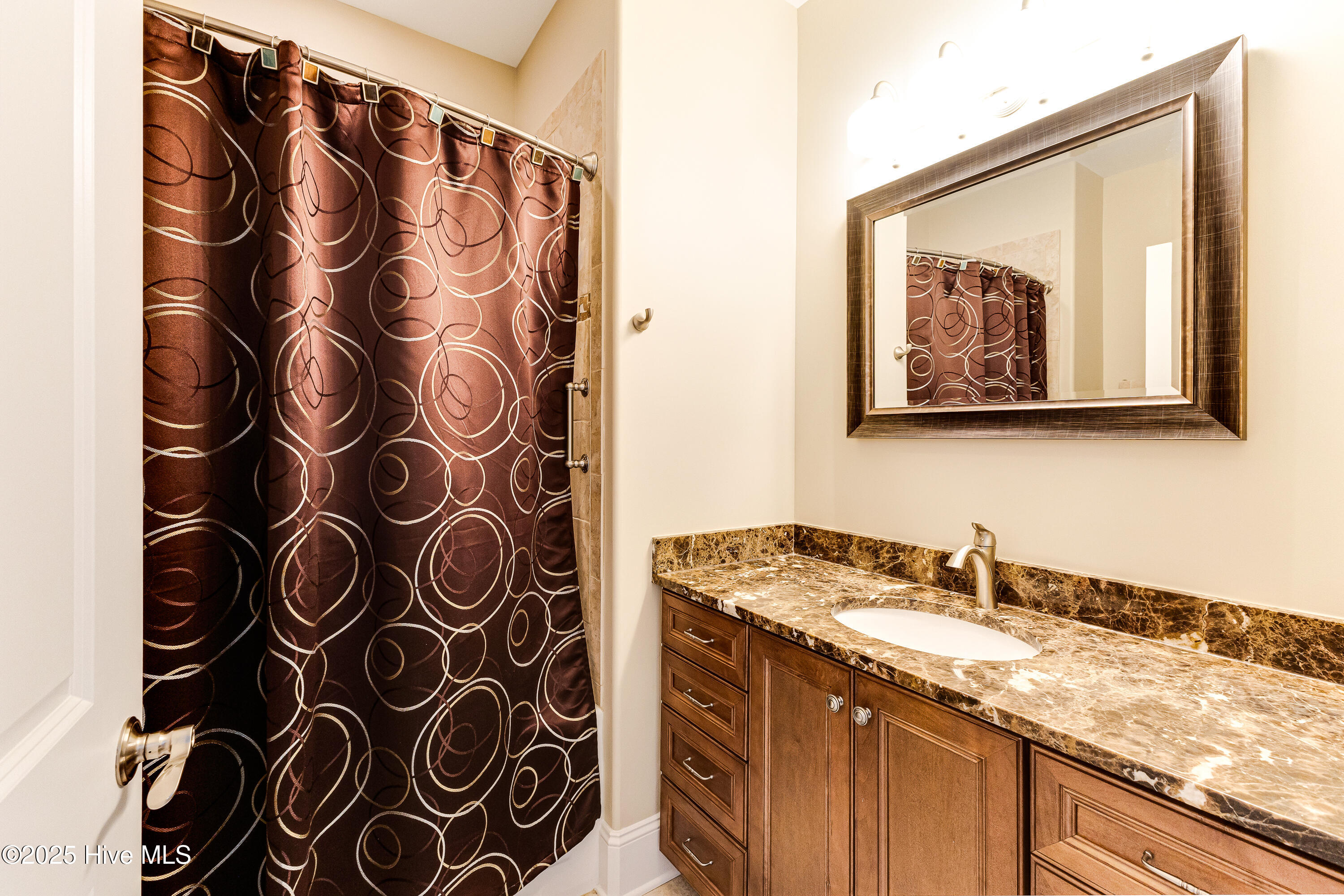 100519190 | Photo 27