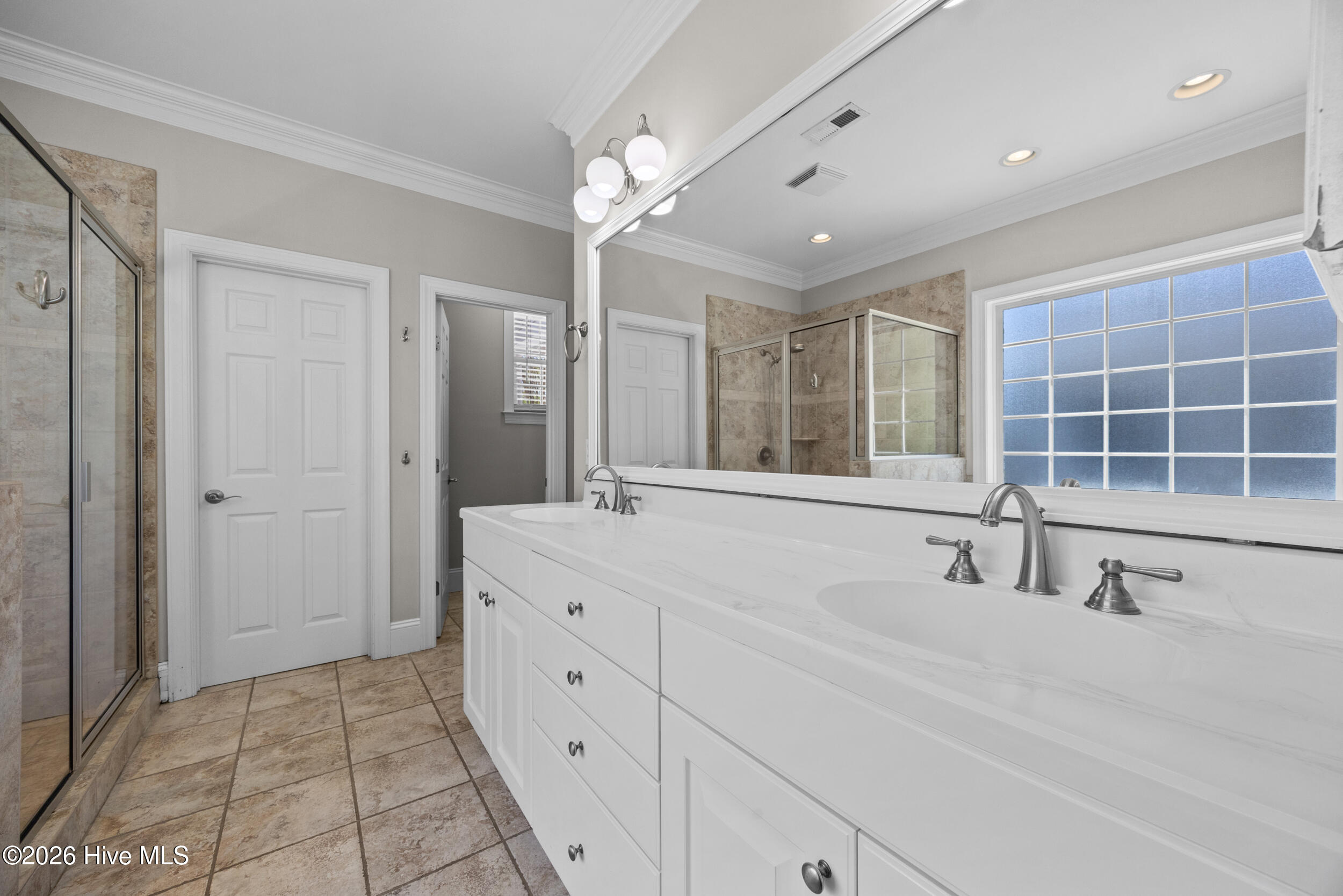 100565771 | Photo 32