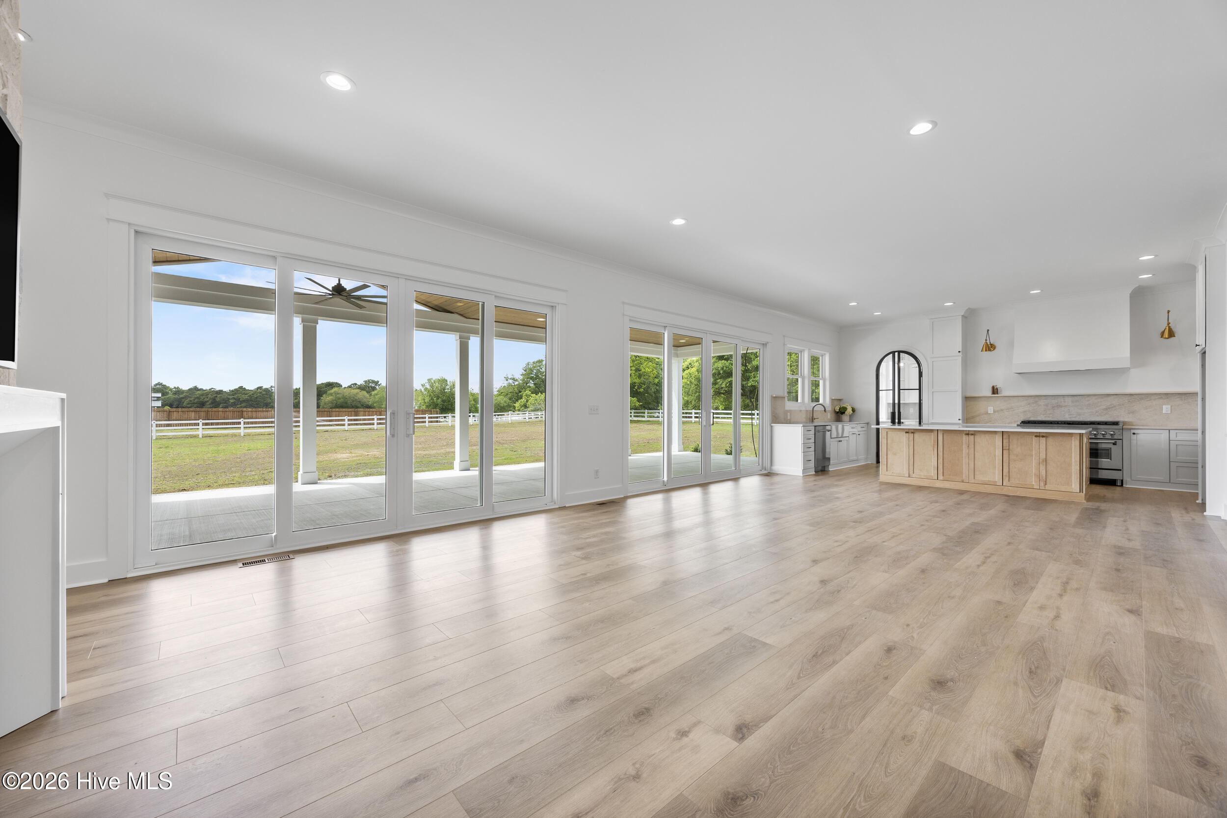 100570401 | Photo 19