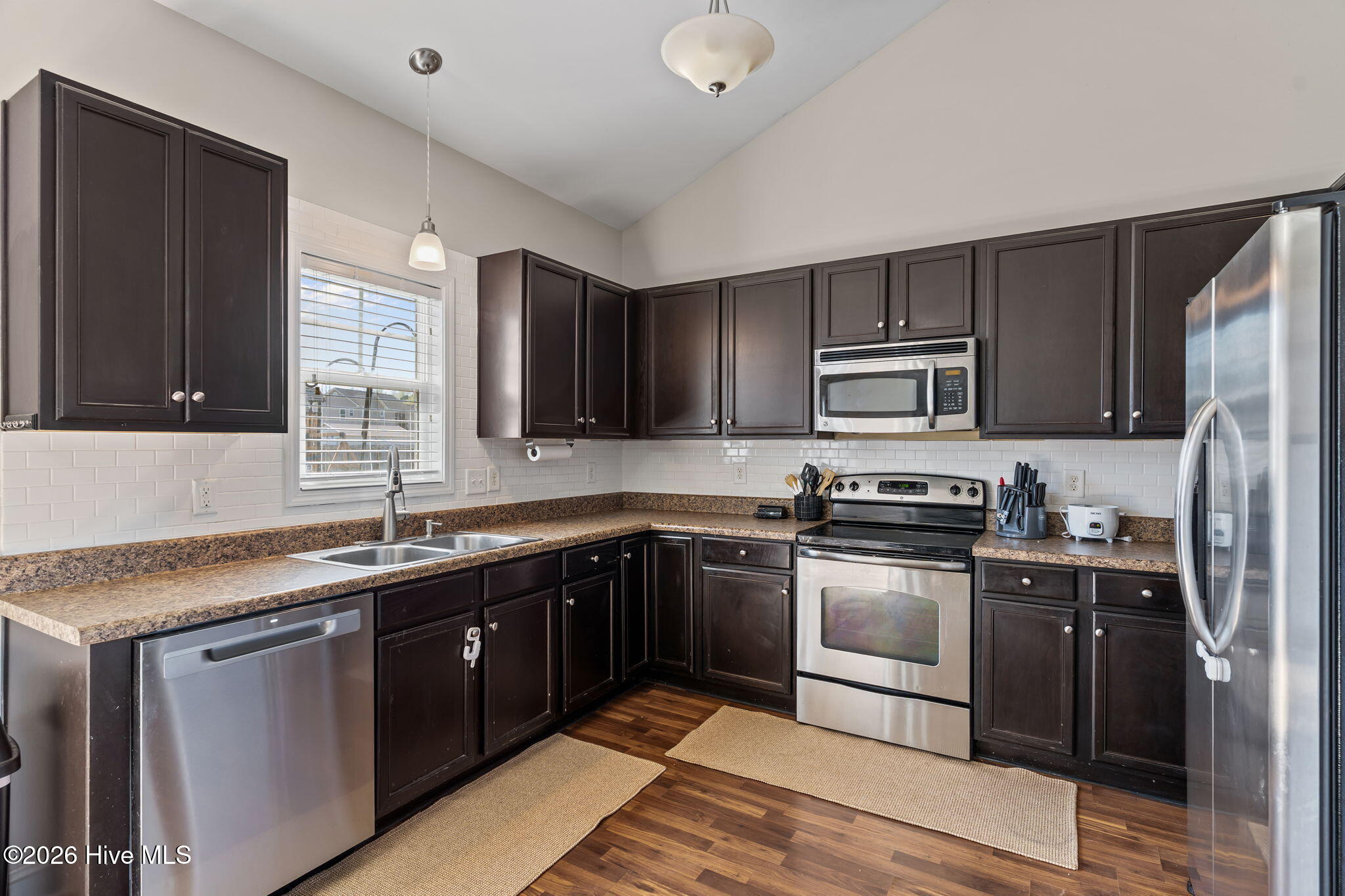 100561323 | Photo 11