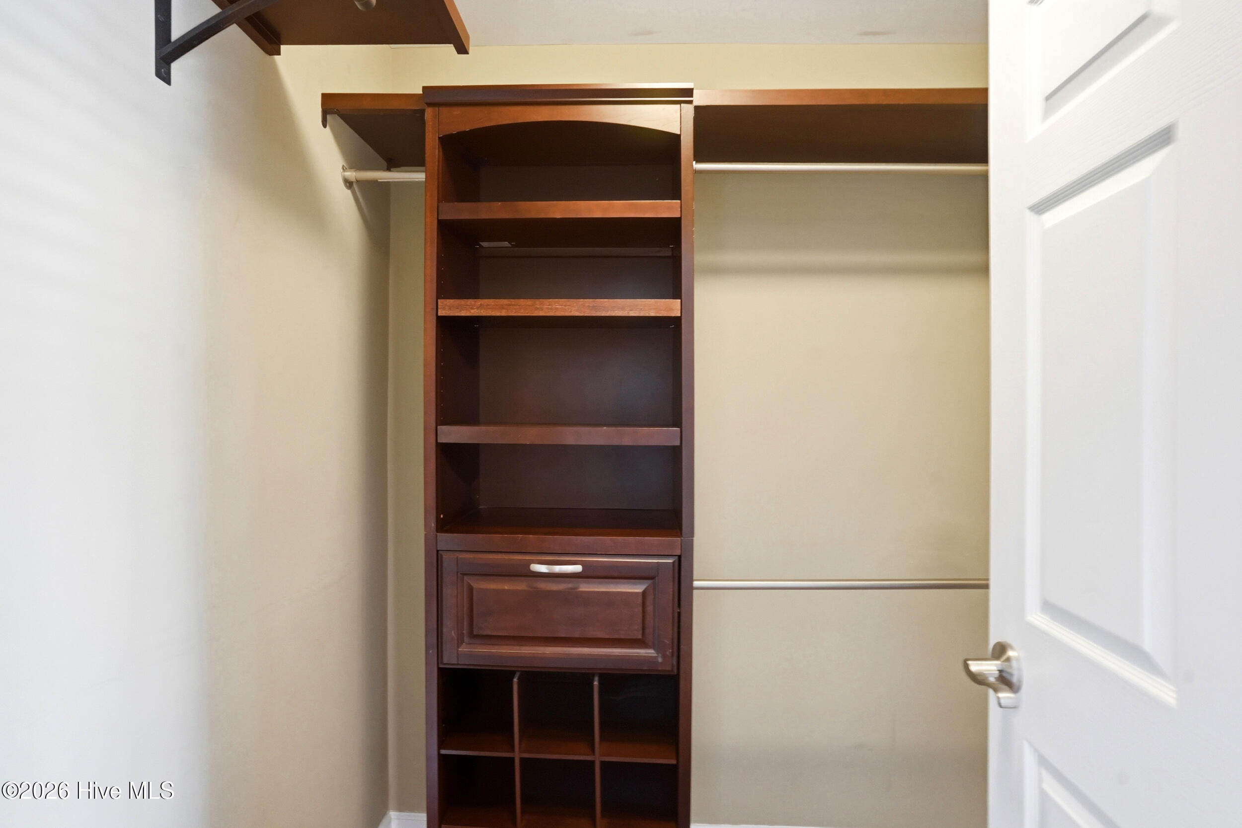 100570172 | Photo 24