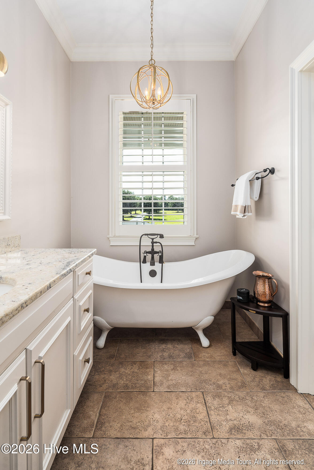 Downstairs Primary en-suite with slipper tub.