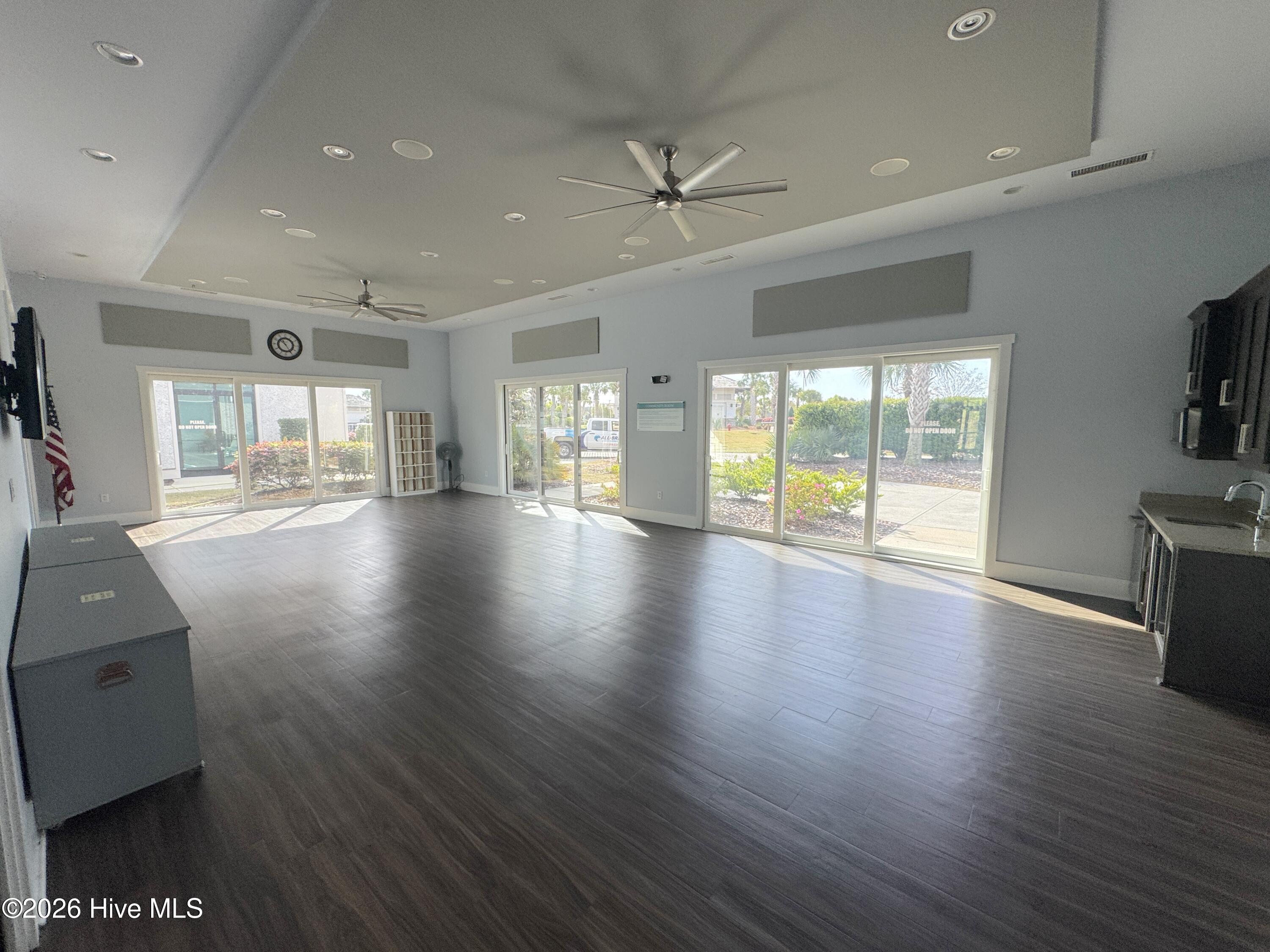 100564015 | Photo 44