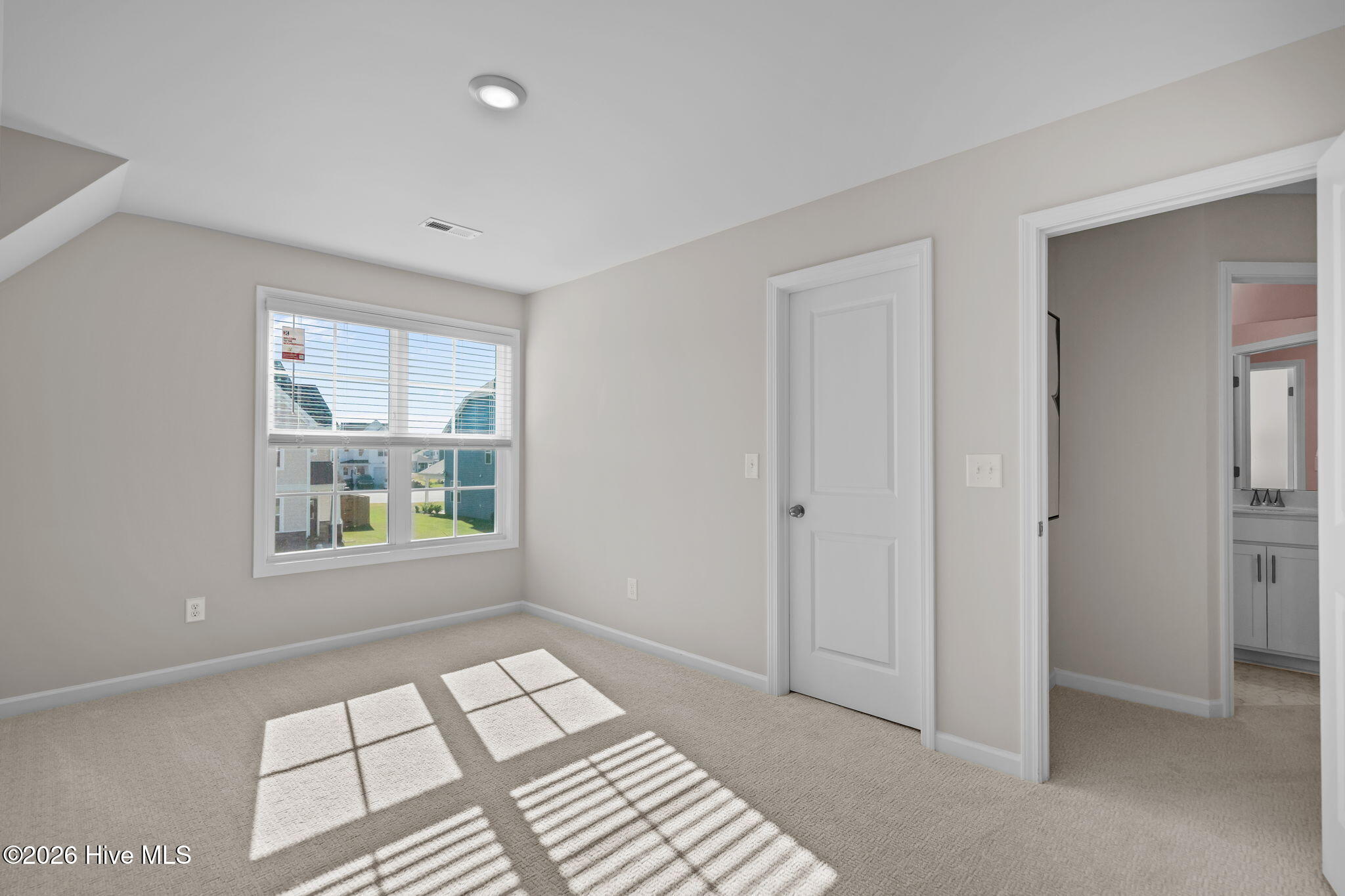 100522171 | Photo 32