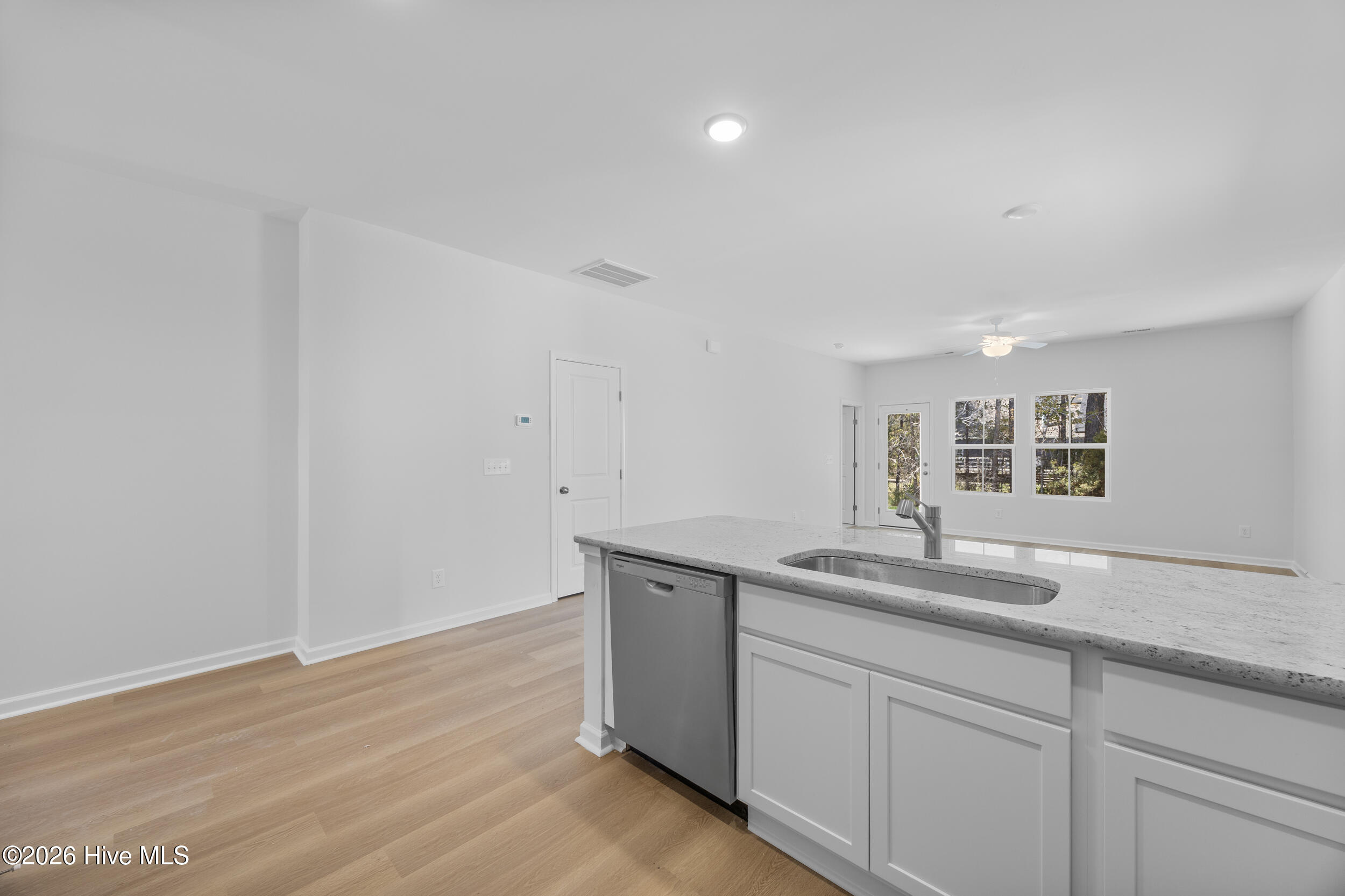 100549862 | Photo 21