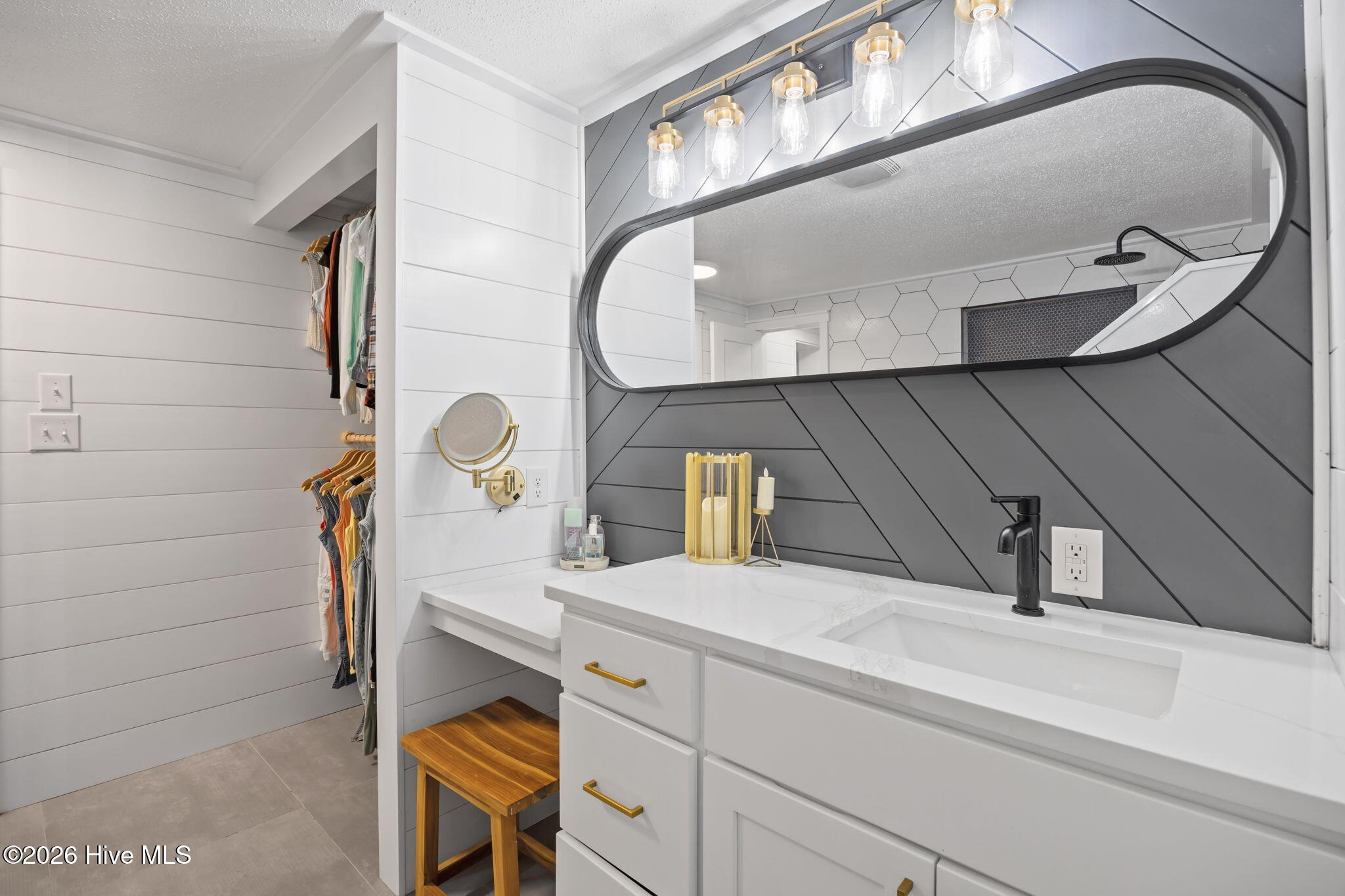 100560111 | Photo 27